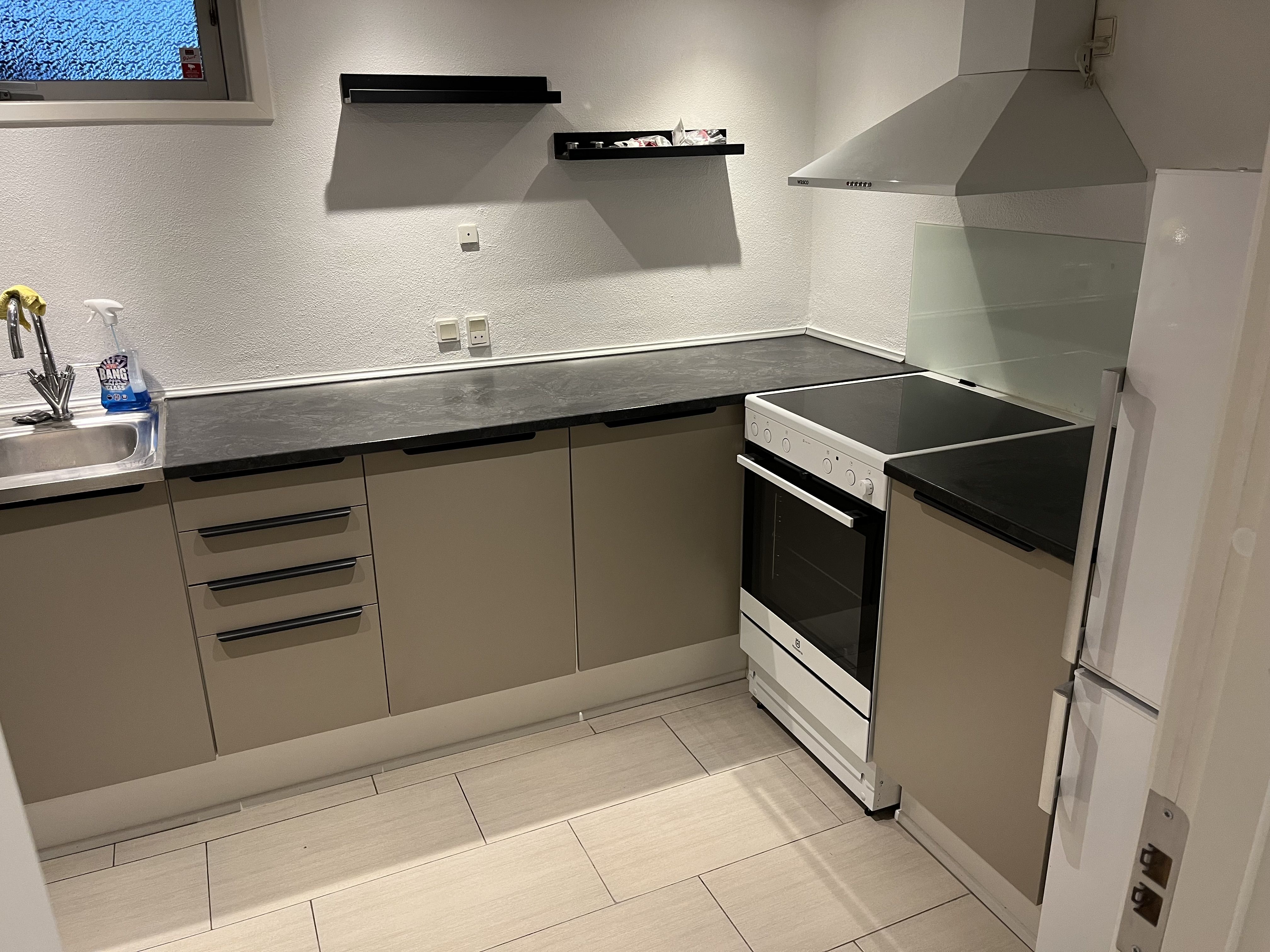 Kælder lejlighed 50m2 leje 4300 pr md incl lys,vand , varme og internet 