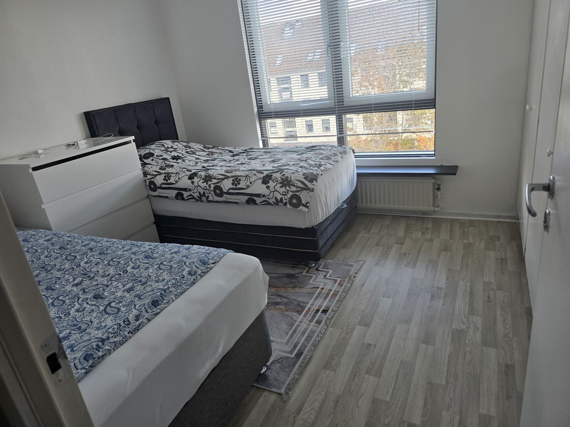 Lys 2-værelses lejlighed på øverste etage med lukket altan og flot udsigt – tæt på strand, station og letbane!