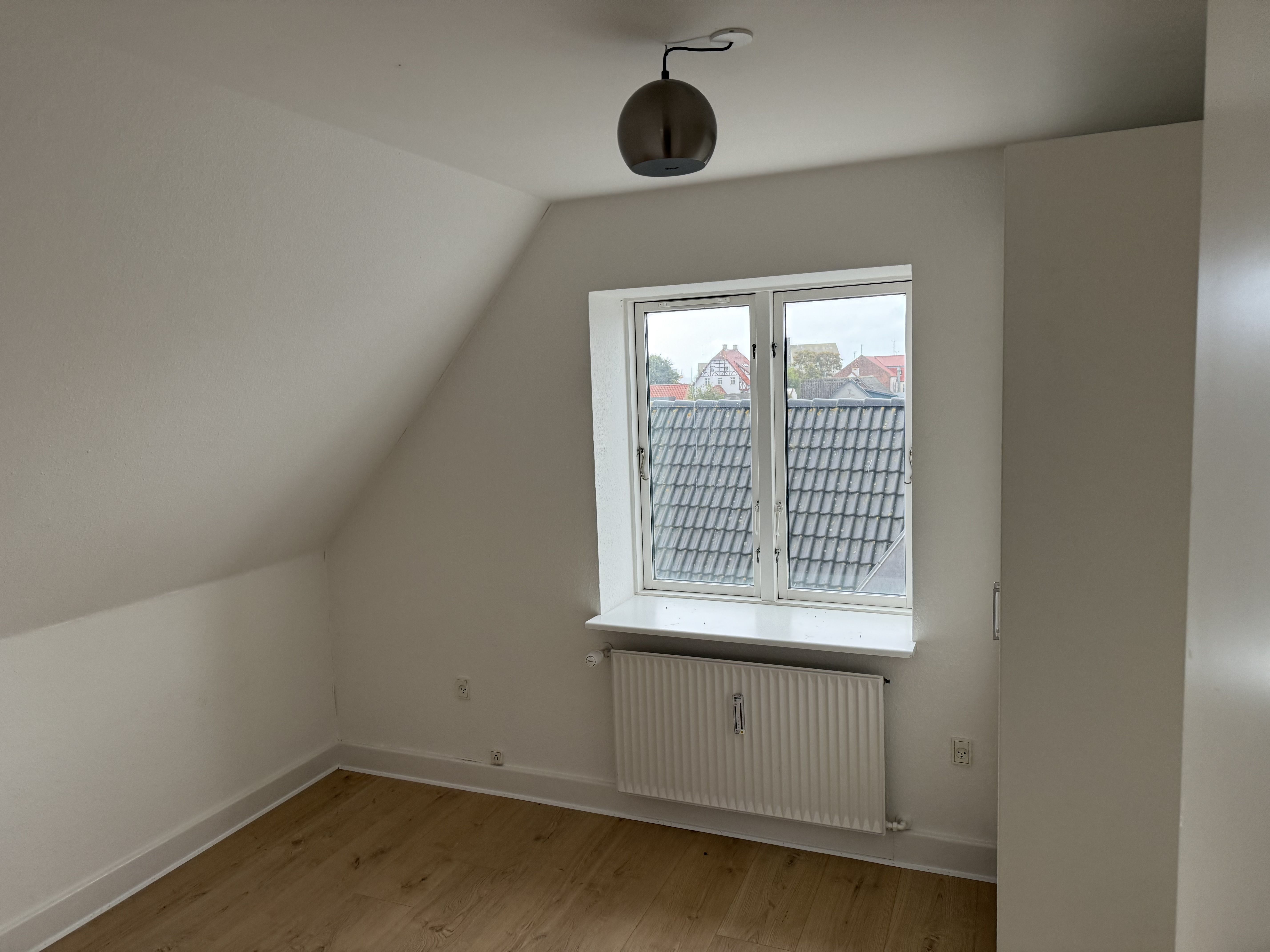 Stor og lys, 3 værelses lejlighed tæt på Grenaa Havn.