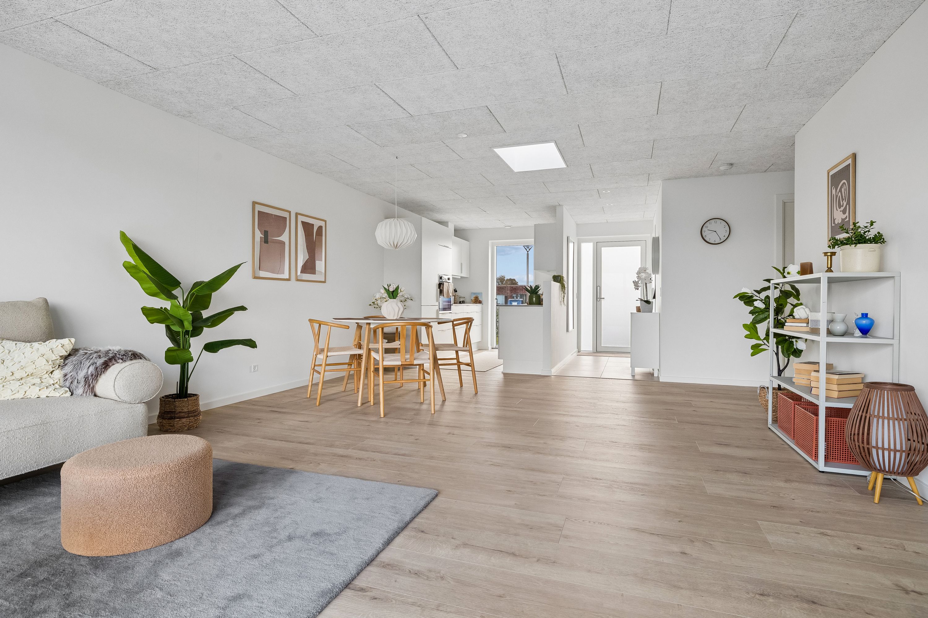 Nyt familievenligt rækkehus i Snejbjerg med privat have/terrasse og mulighed for egen ladestander.