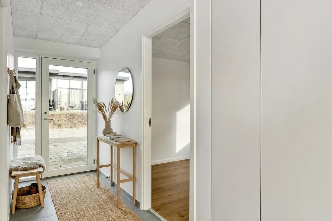 Lyst 4-værelses rækkehus med carport og overdækket terrasse - husdyr tilladt.