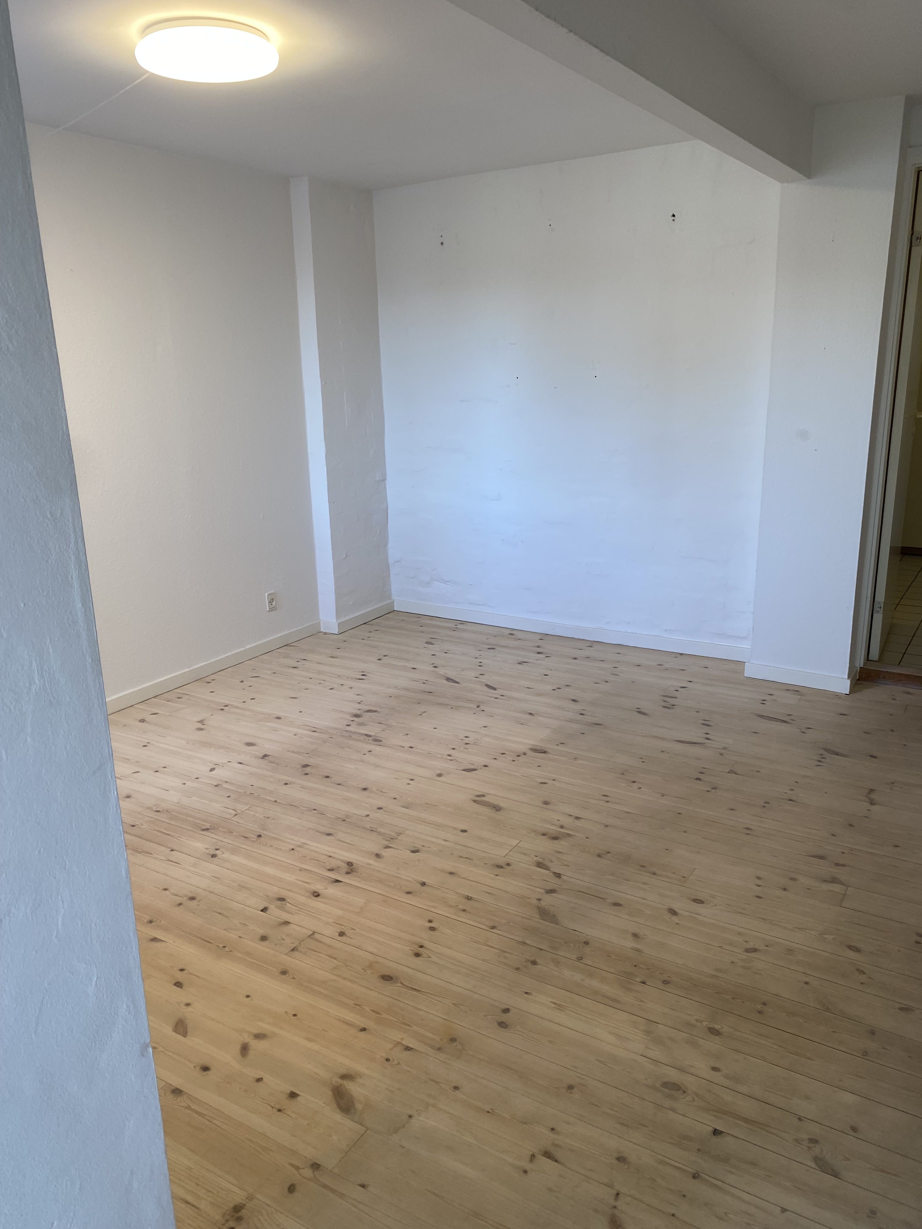 Lys bolig med privat terrasse på +15 kvm og køkken alrum