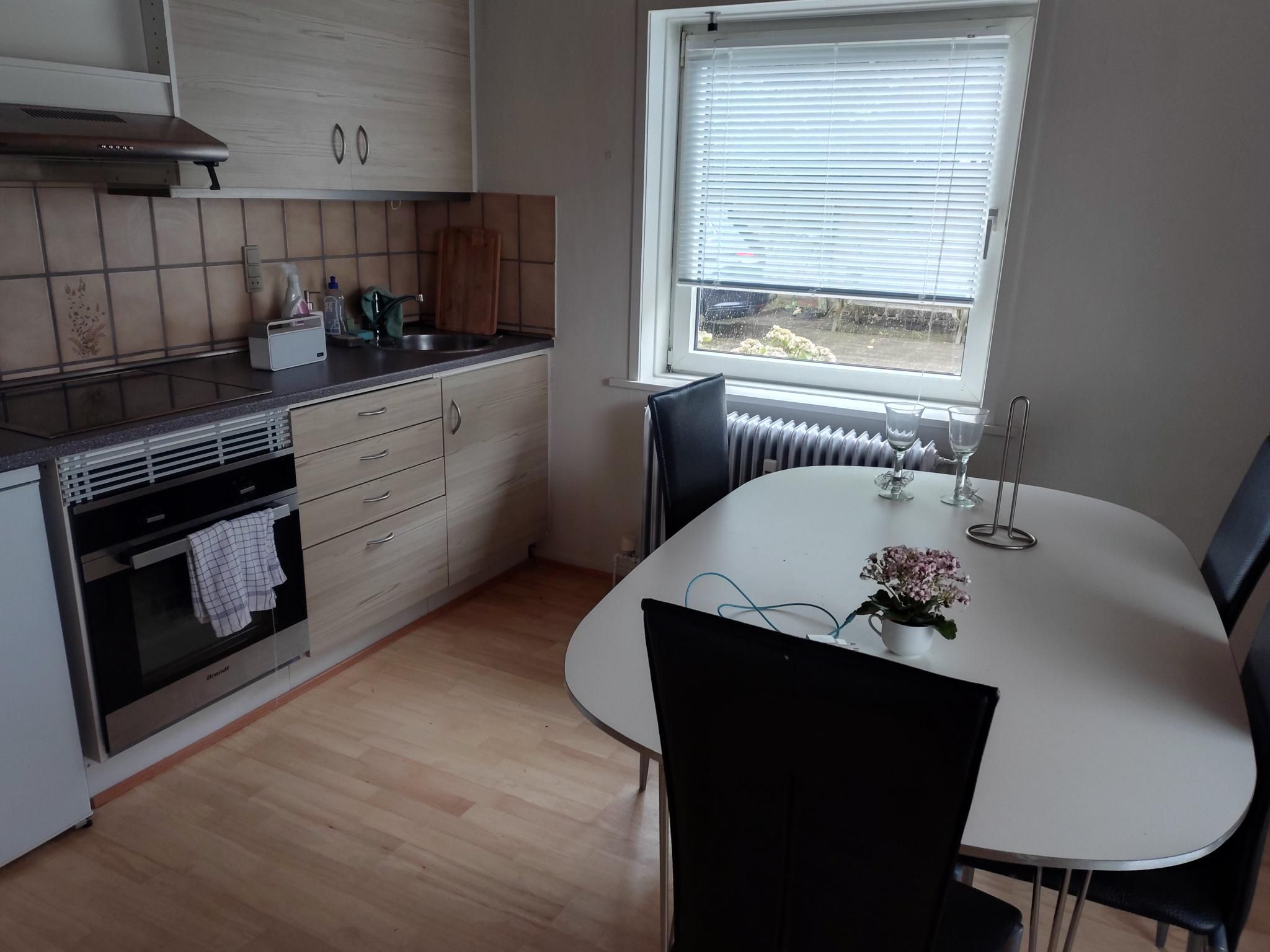 Møbleret lejlighed med køkken grej. Dejlig lille lejlighed til een rolig lejer