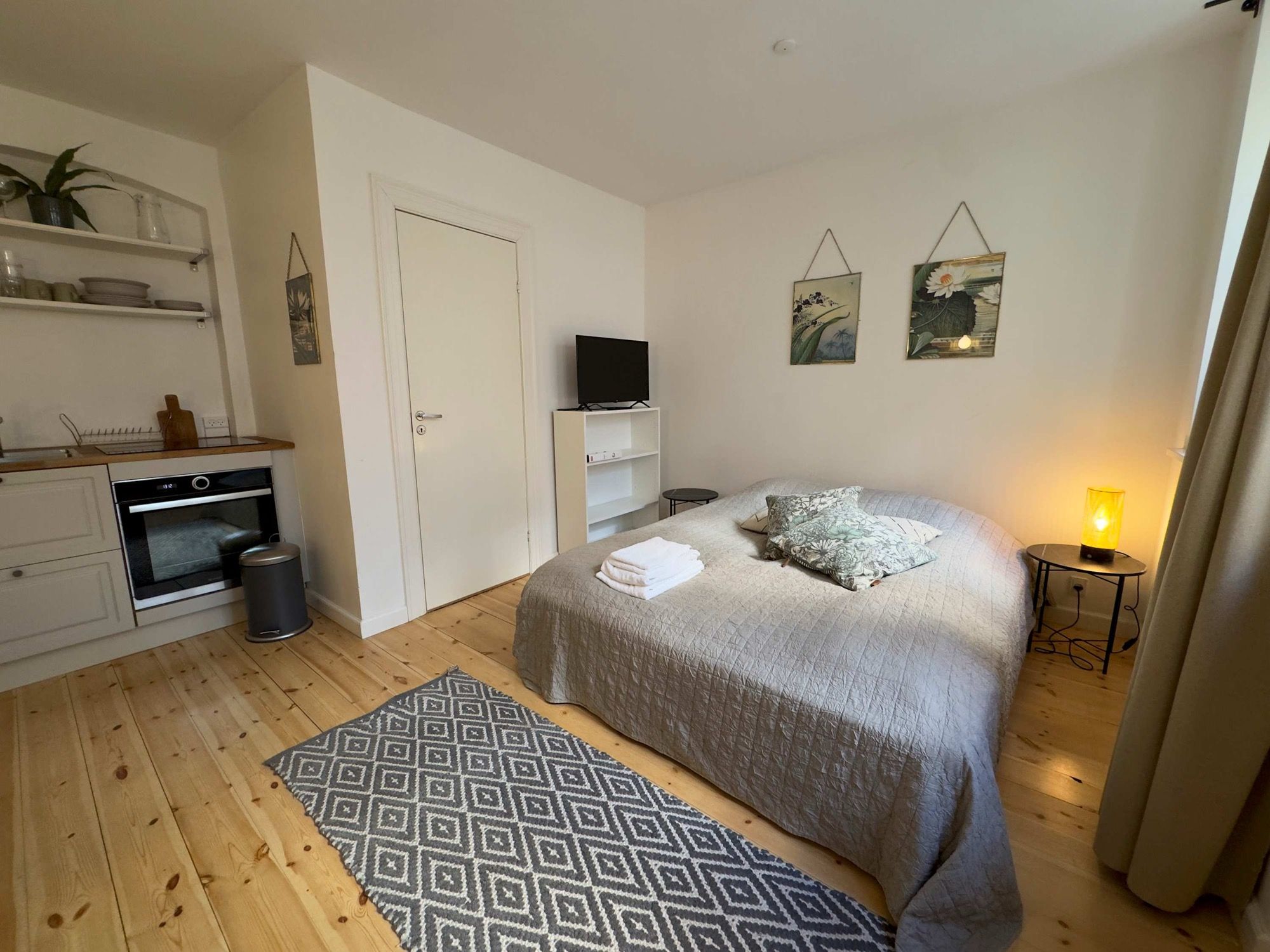 Compact 29 m² studio in central Copenhagen, steps from Strøget and Tivoli – all utilities included