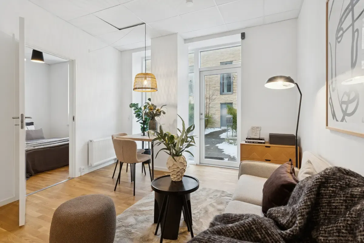 Moderne og lys lejlighed med egen teresse, beliggende tæt på S-tog.