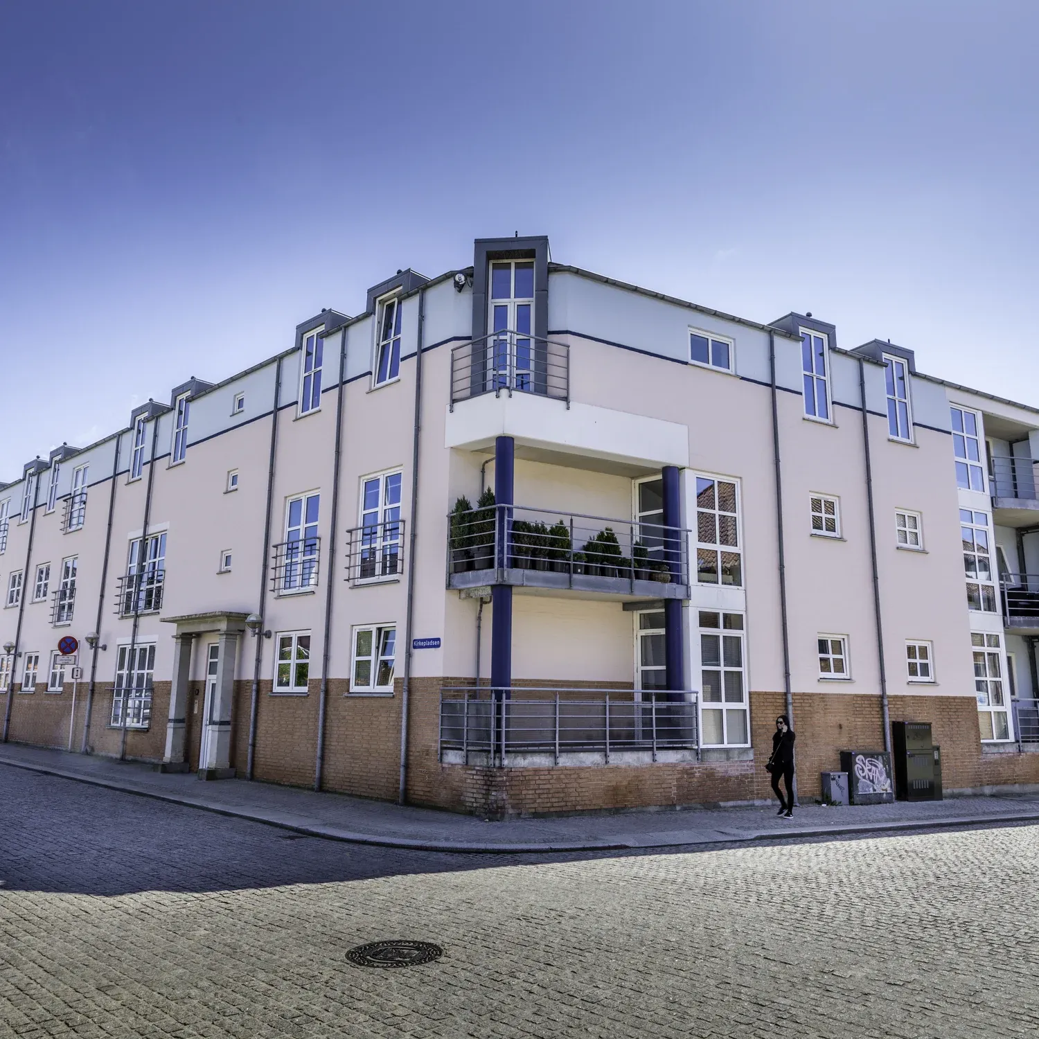 Afdelingen er opført i 1992 og er boligerne ligger på Kirkepladsen og Kirkestræde. Der er 29 stk. 2-4 rums lejligheder i etagebyggeri.