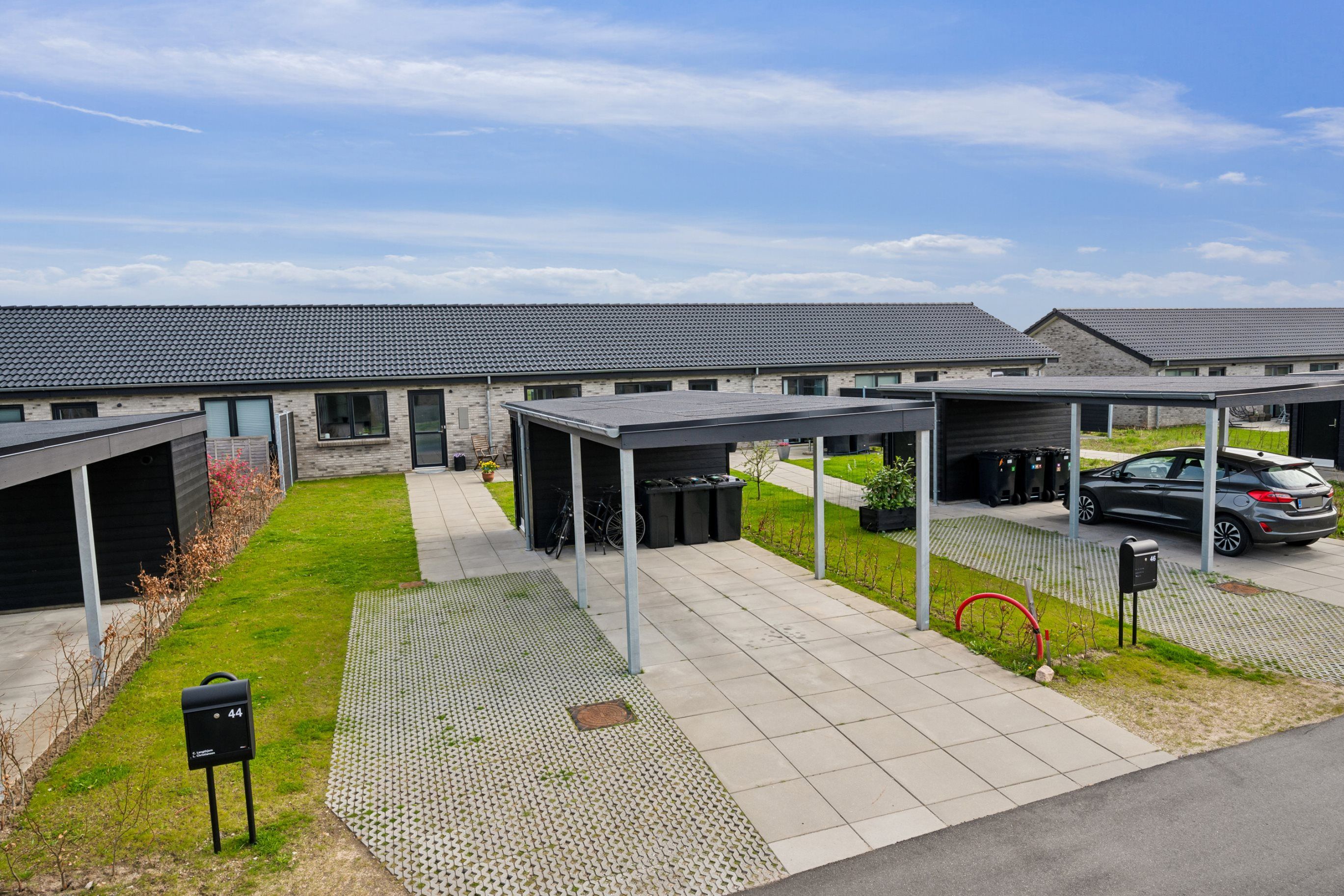 Nyopført enderækkehus med egen have, carport og skur