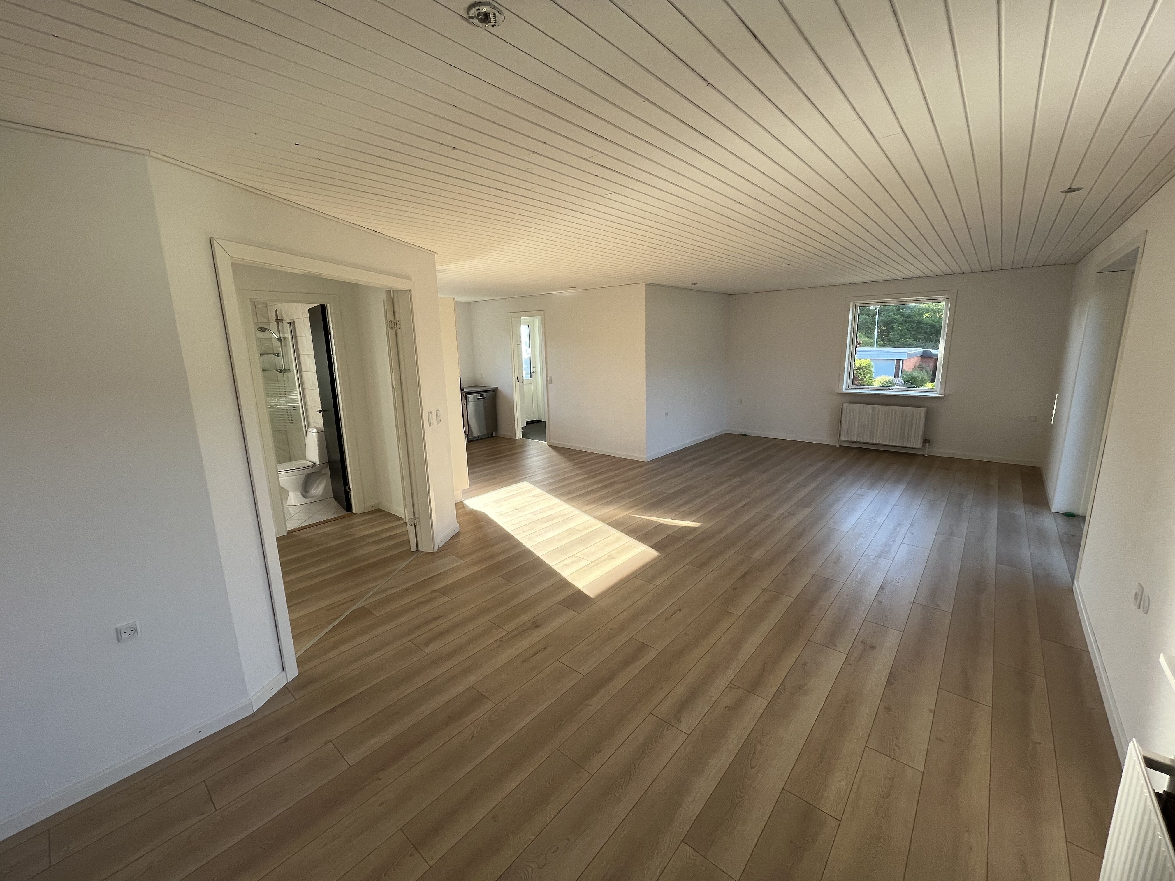 Rummeligt 4-værelses hus med privat have, terrasse og carport