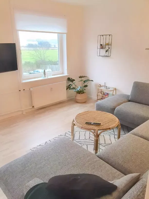 Lys 2-værelses på 64 m2 med parkering og husdyr tilladt efter aftale