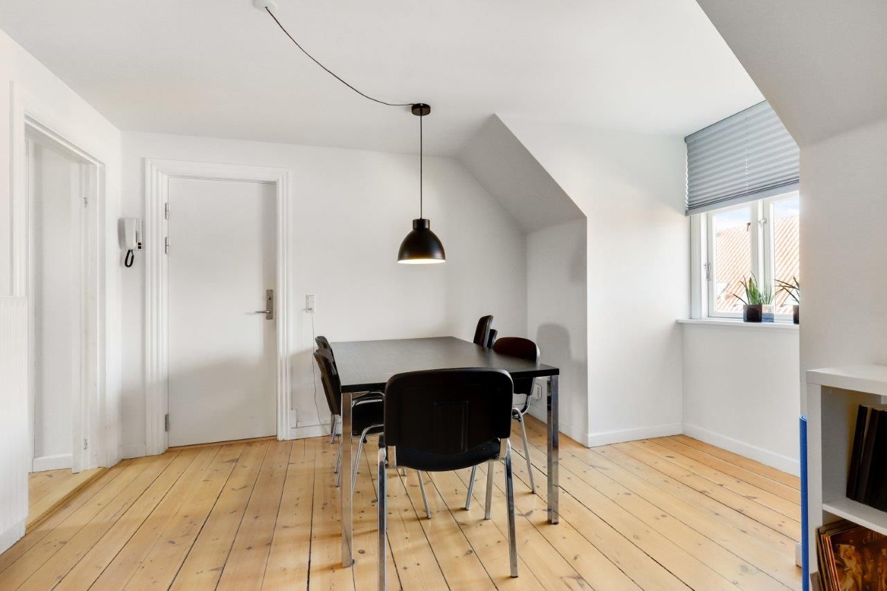 Flot køkken og stor stue