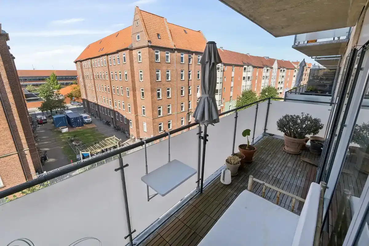 Rummelig og lækker 2V'er med altan og stort køkken-alrum