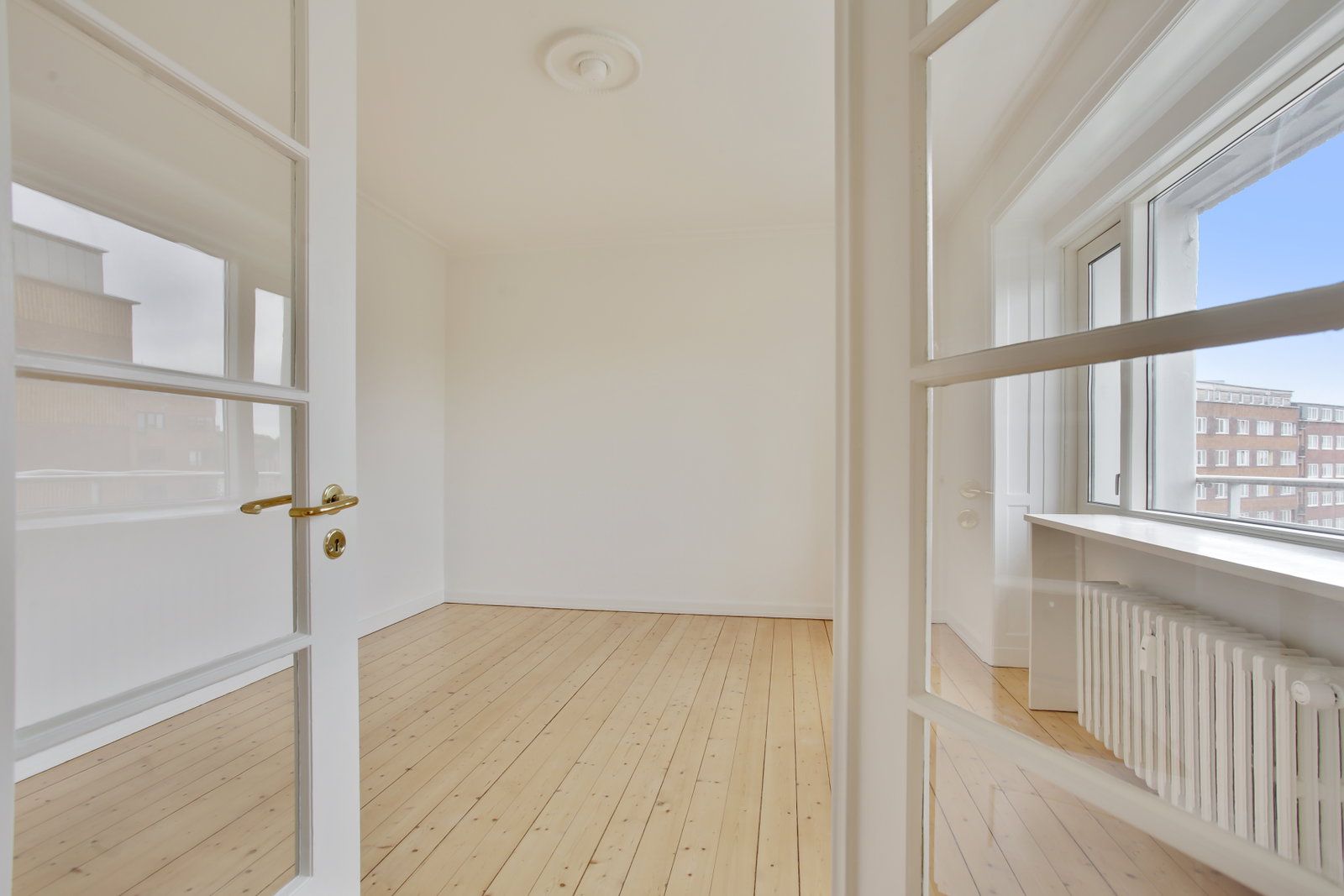 Rummelig 3-værelses på 106 m2 med altan, elevator og delebil – byliv lige udenfor døren
