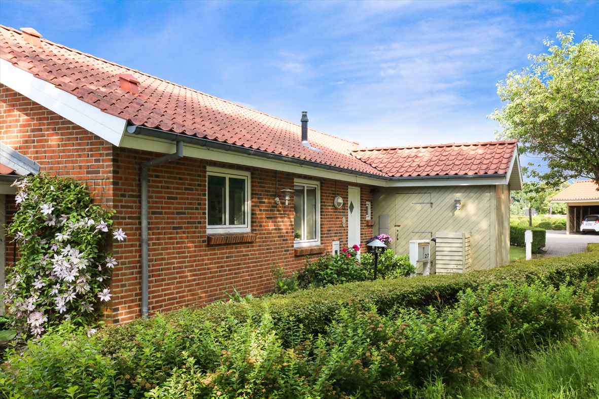 Sjælden mulighed!. Dejligt 1 plans rækkehus med hyggelig have.