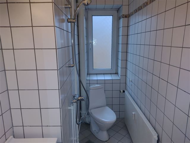 Centralt beliggende, 1. sals lejlighed i rolig ejendom i stille kvarter ledig straks.