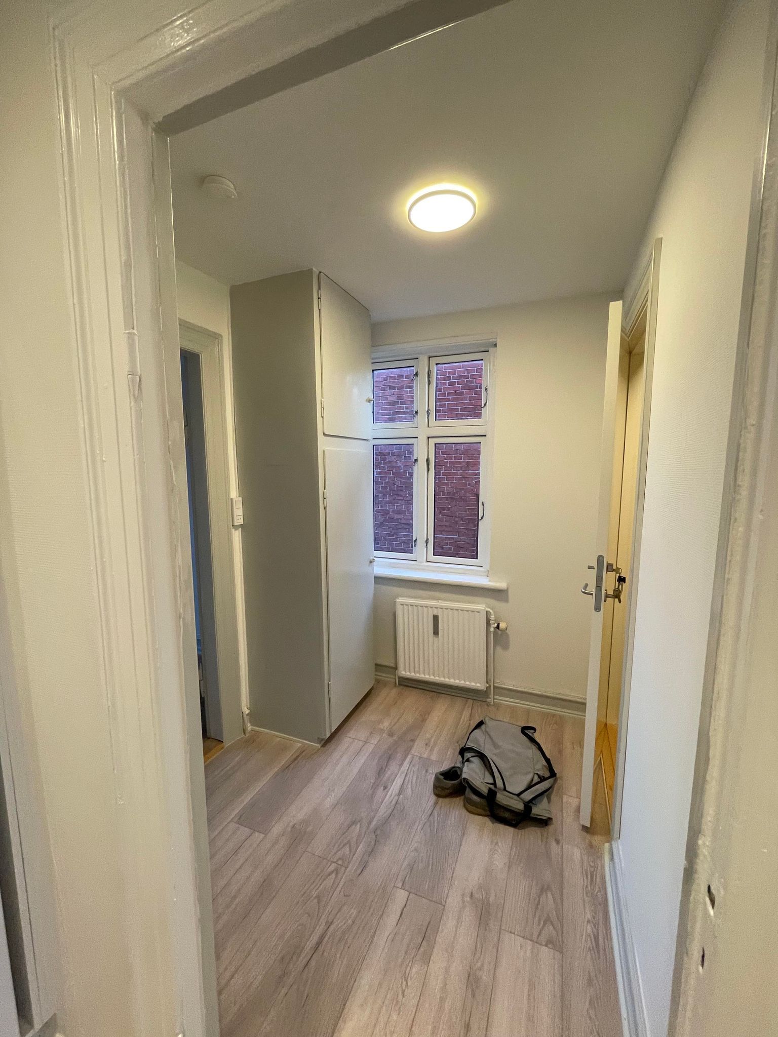 Ny renoveret lejlighed med 3 store rumlig værelser.