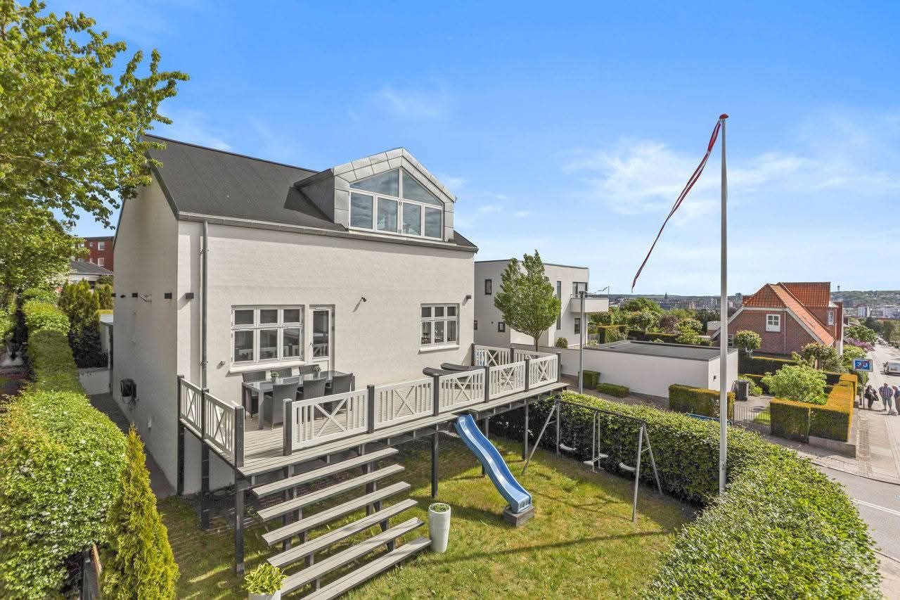 Udsigtsvilla til leje med fitnesscenter