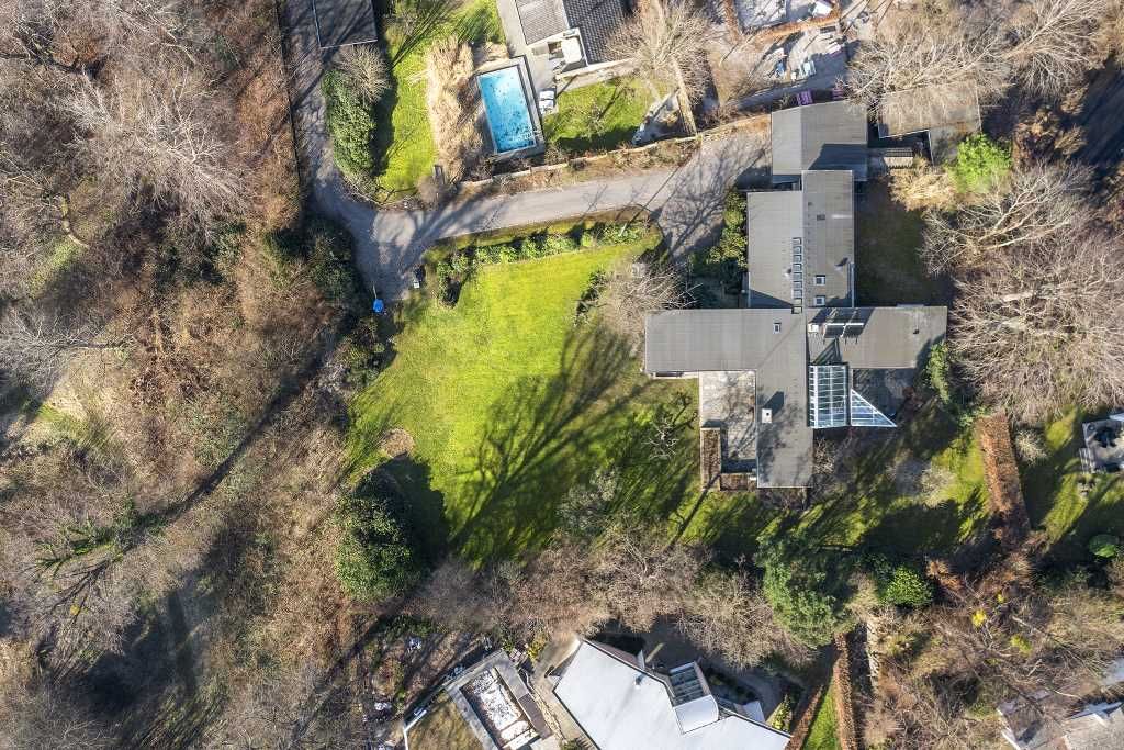 Arkitekttegnet villa med stor naturgrund og sø – Hørsholm