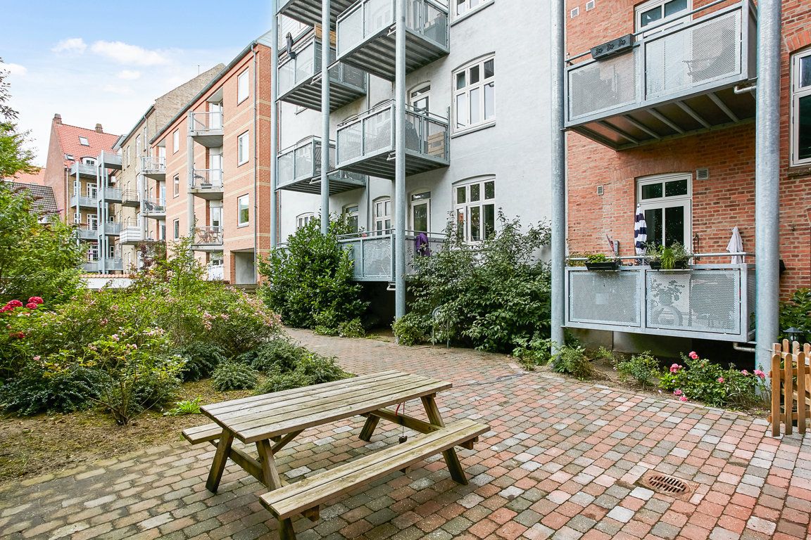 Smuk 5 værelses herskabslejlighed med sjæl