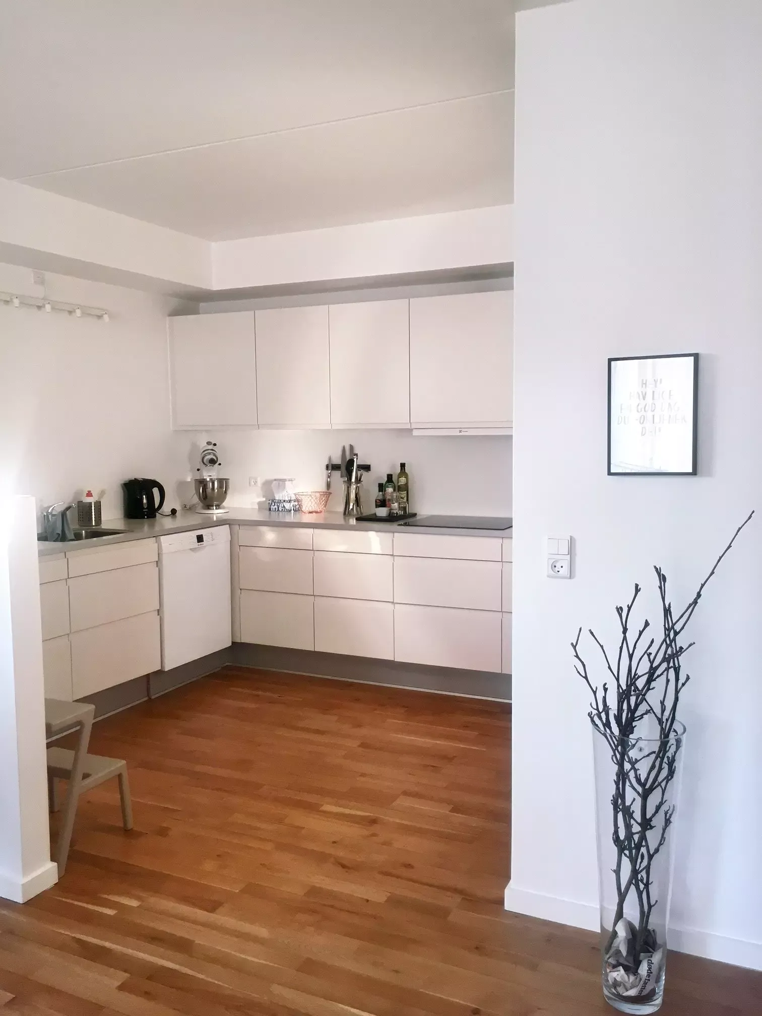Lys og moderne 3-værelses på 85 m2 med altan, parkering og husdyr tilladt efter aftale!