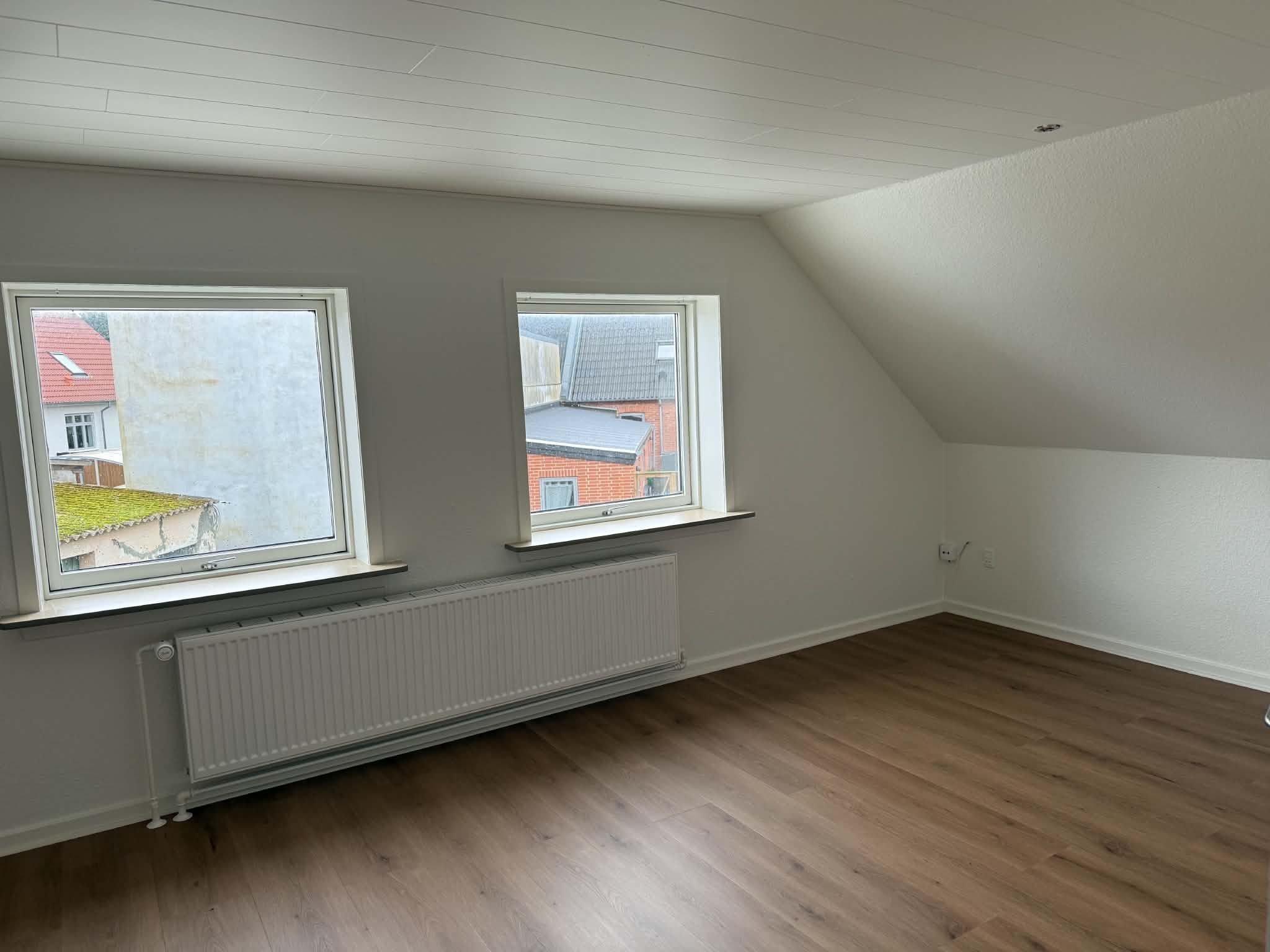 Dejlig 2 værelses lejlighed på 1. sal udlejes i Grindsted bymidte. 