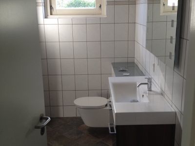 Moderniseret enfamiliehus med stor have og garage