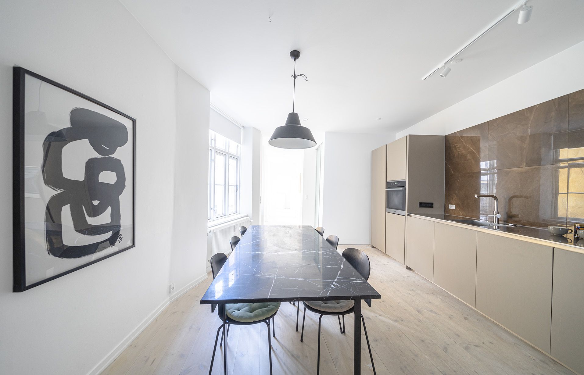 Beautiful 2-BR apartment w/ balcony in the city center