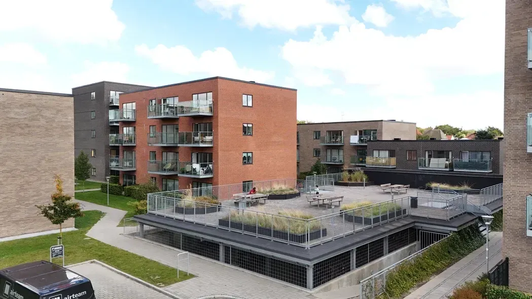 Moderne lejlighed beliggende i Odense C med altan