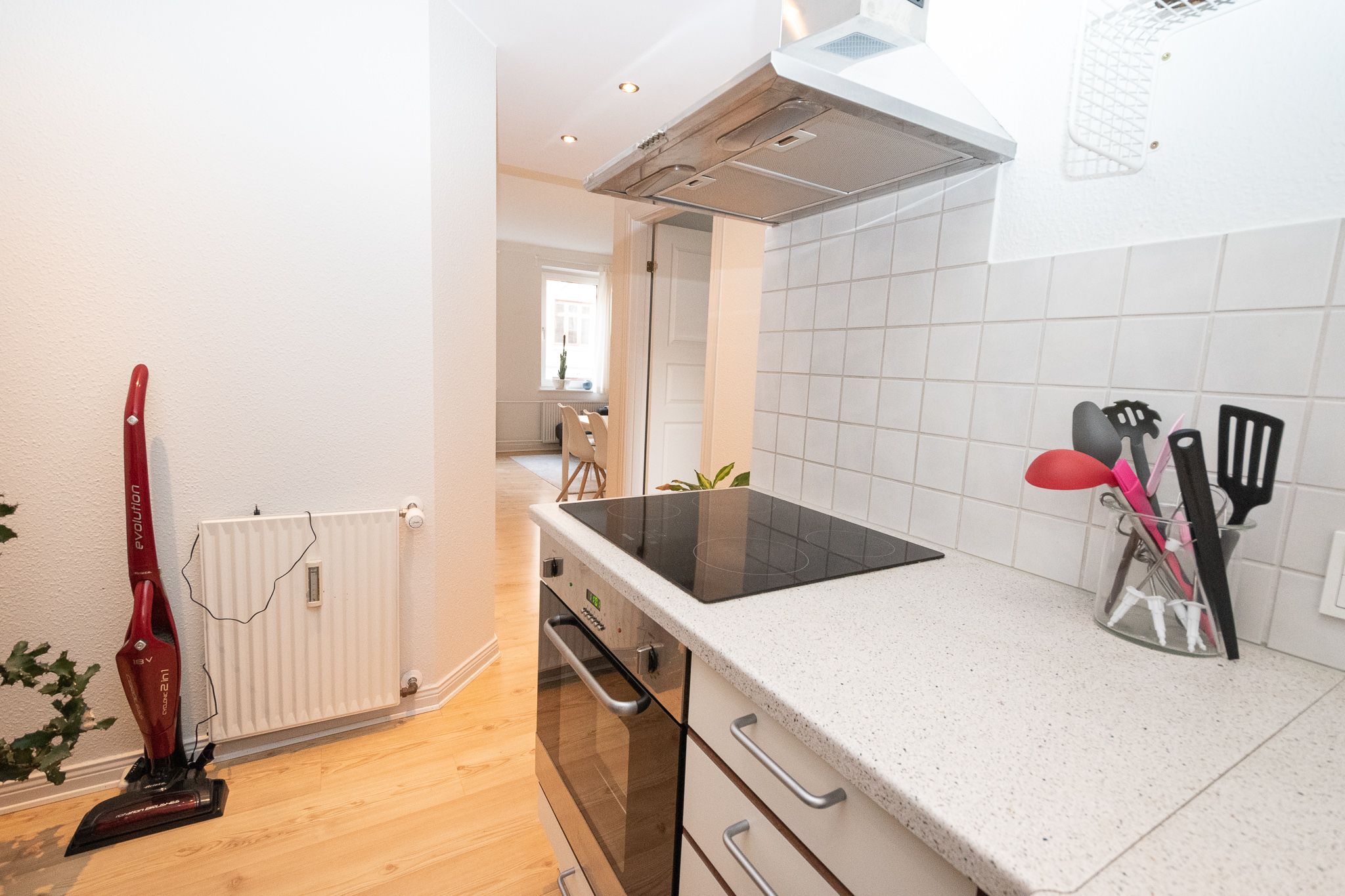 Moderne lejlighed med nyere køkken, badeværelse med gulvvarme, moderne gulve, spots og lækkert gårdhaveanlæg.