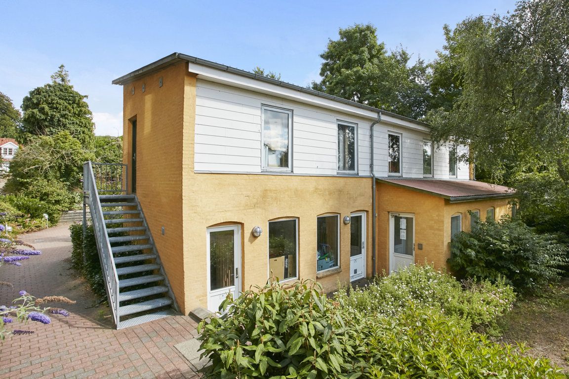 Lys 2 værelse lejlighed 58 m2 med stor altan