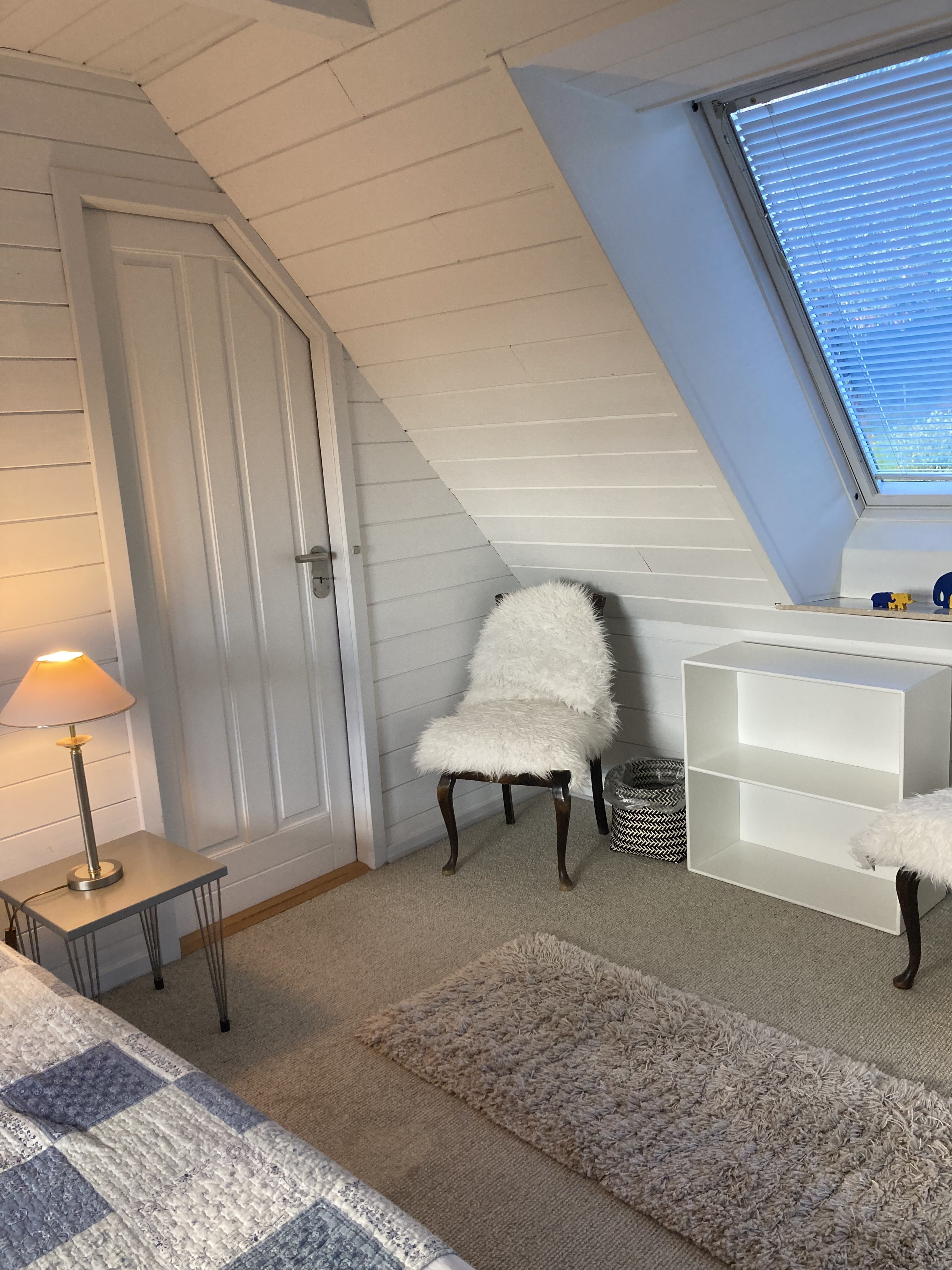 Fint værelse med lille stue og badeværelse i skøn landejendom