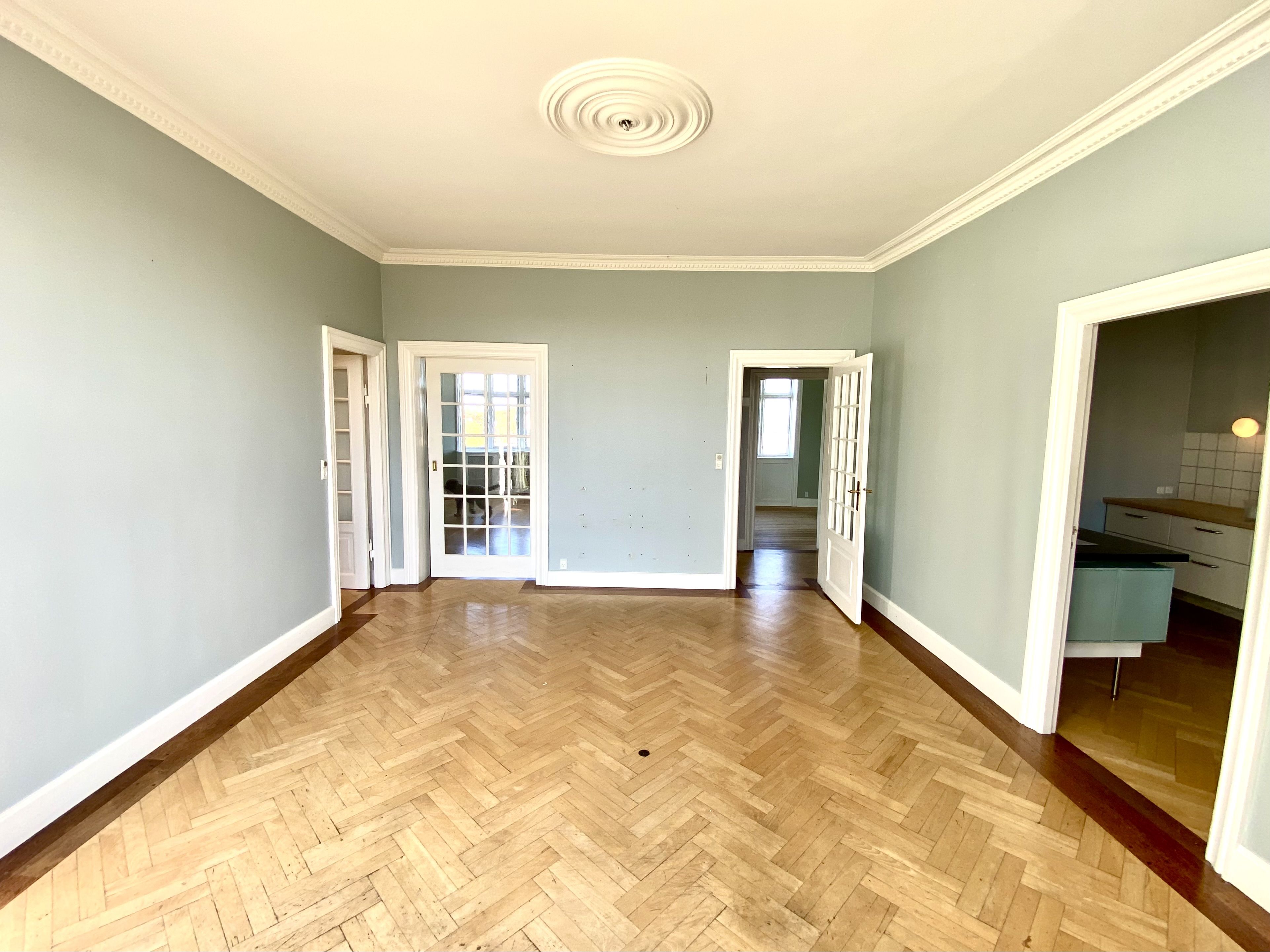Prime Charlottenlund Location – Beautiful Views in a Classic Modern Building