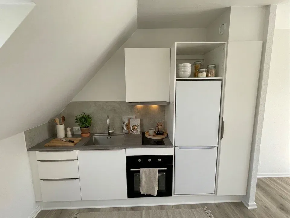 Renoveret 2-værelses i to plan med lys stue og moderne køkken.