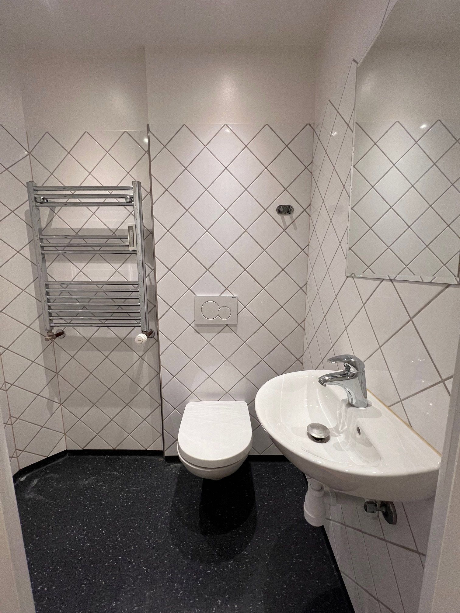 Lys 2-værelses med kvist, opvaskemaskine og charmerende plankegulve – 48 m2