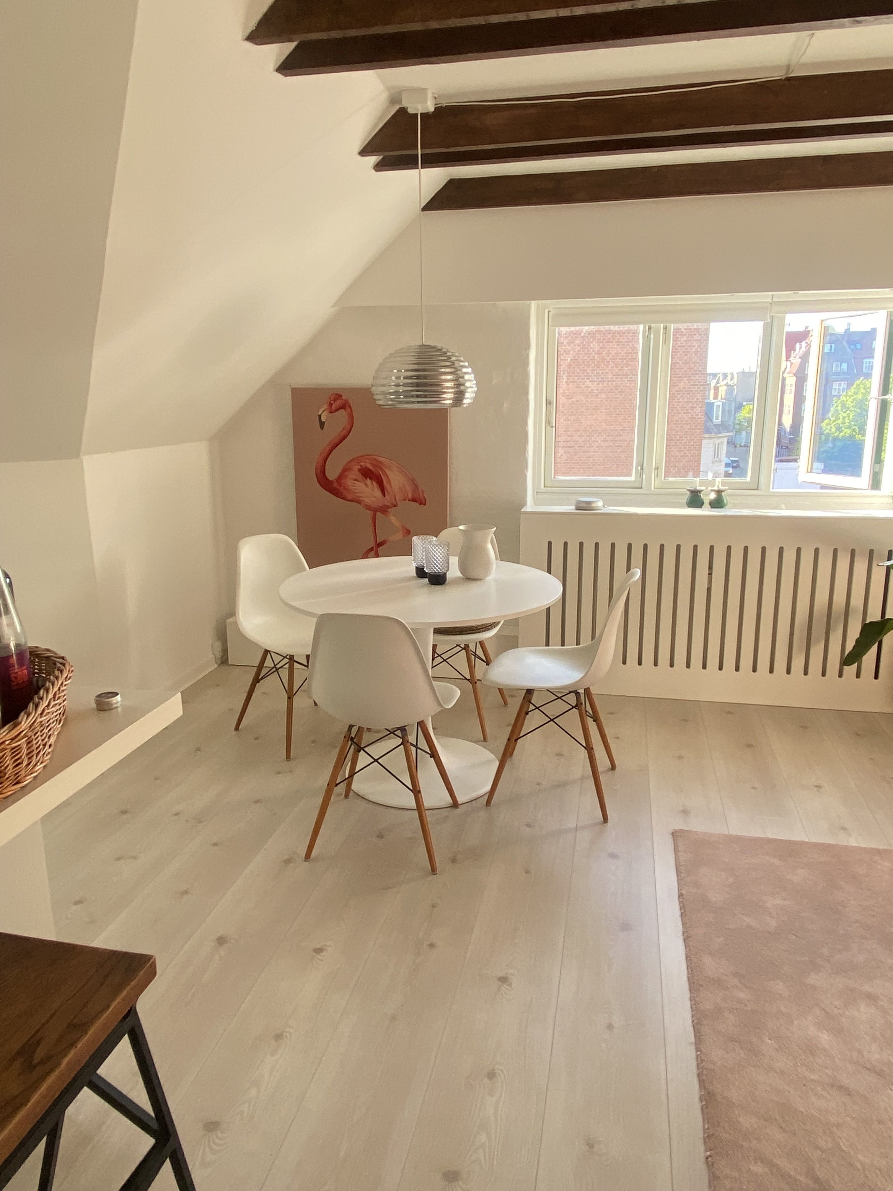 Amazing fully furnished 2 bedroom, parking 
