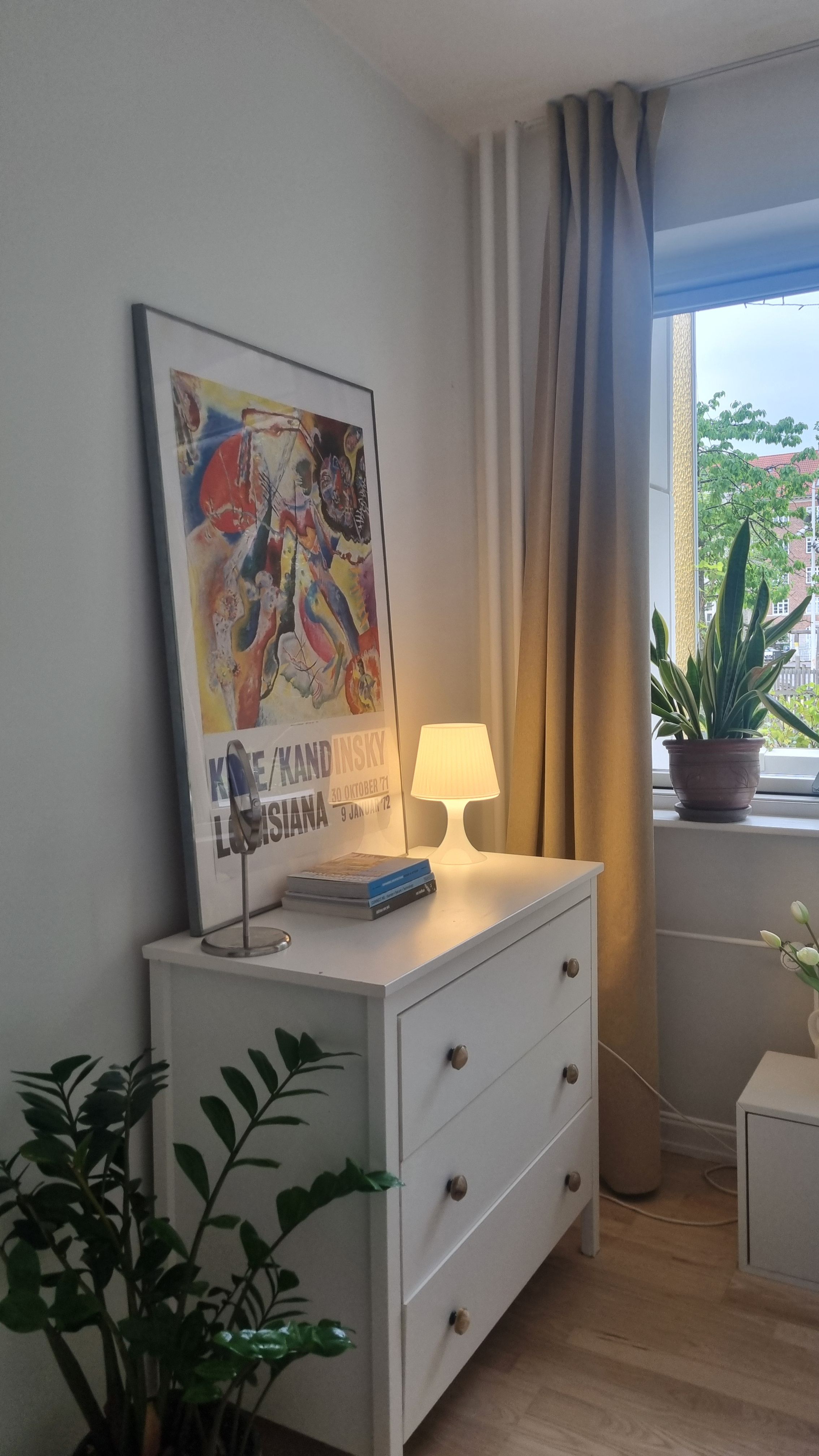 Bright room by the lakes 