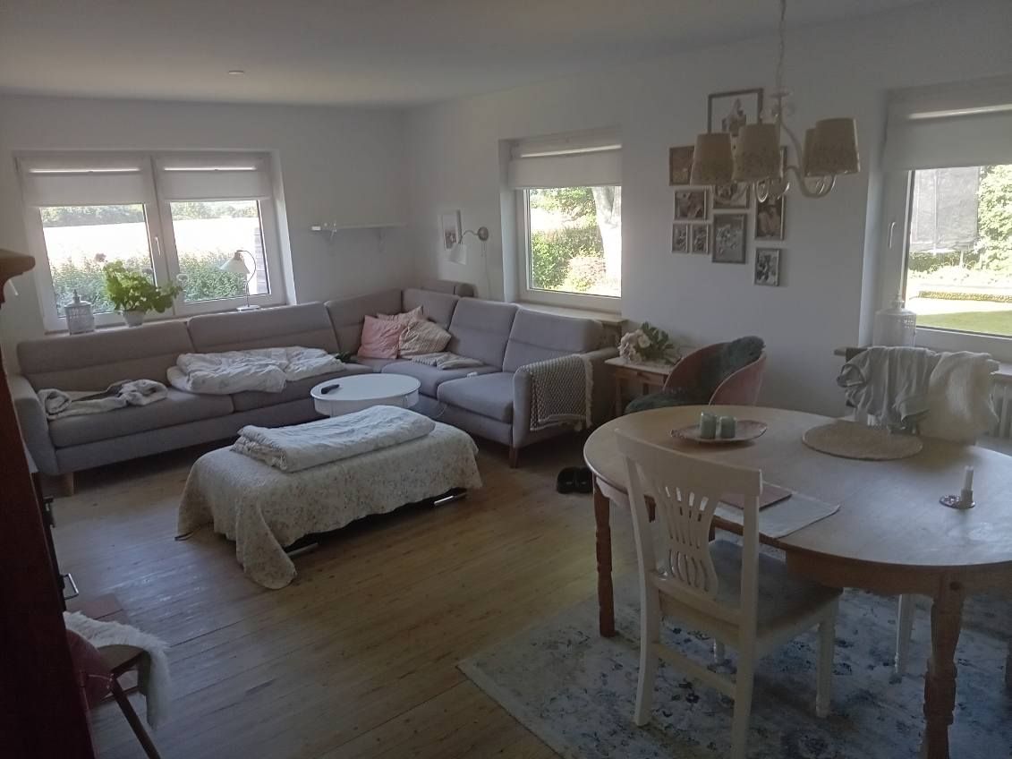 Hus på landet med hestestald