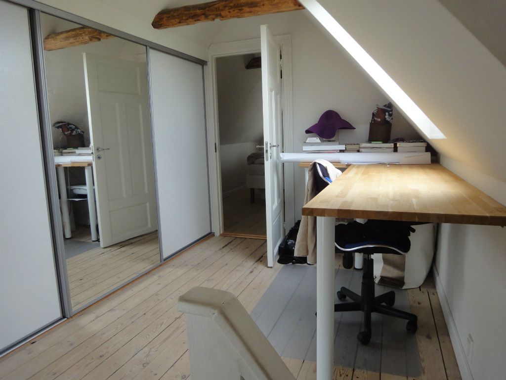 Hus med have, terrasse og garage.