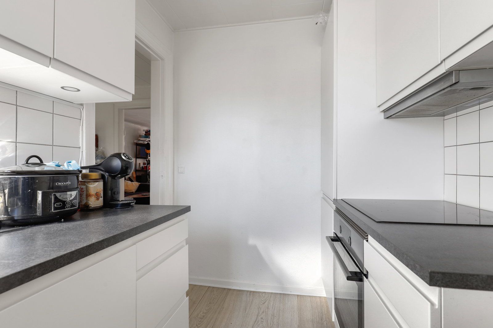 Lys 2-værelses med separat køkken og moderne bad – 60 m2