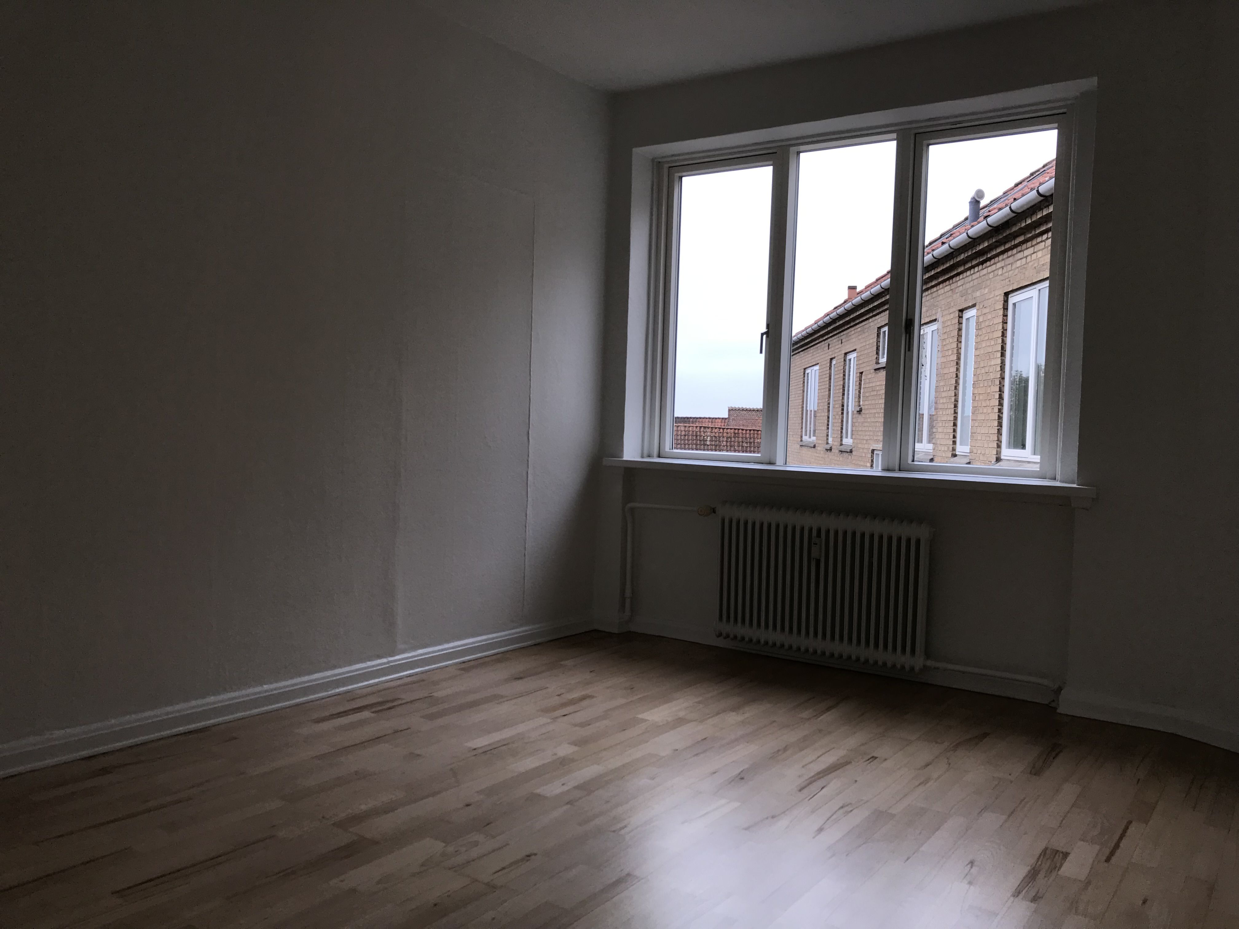 Rummelig 4-værelses lejlighed med moderne køkken og central beliggenhed