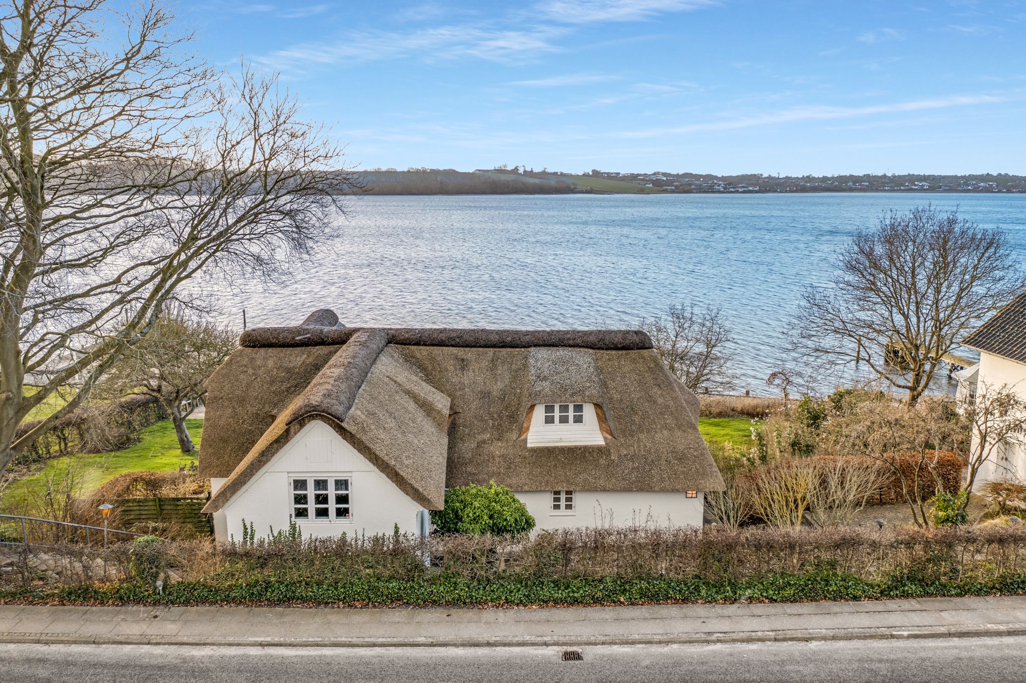Romantisk ejendom i første række ved Kolding Fjord