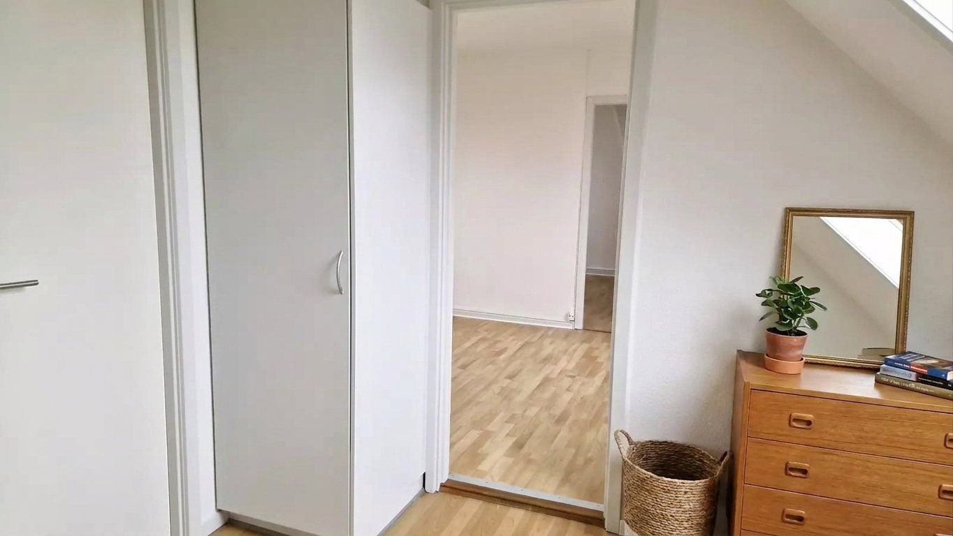 Lys 2-værelses tagetagelejlighed med ovenlysvinduer og separat køkken – 65 m2 med praktisk planløsning