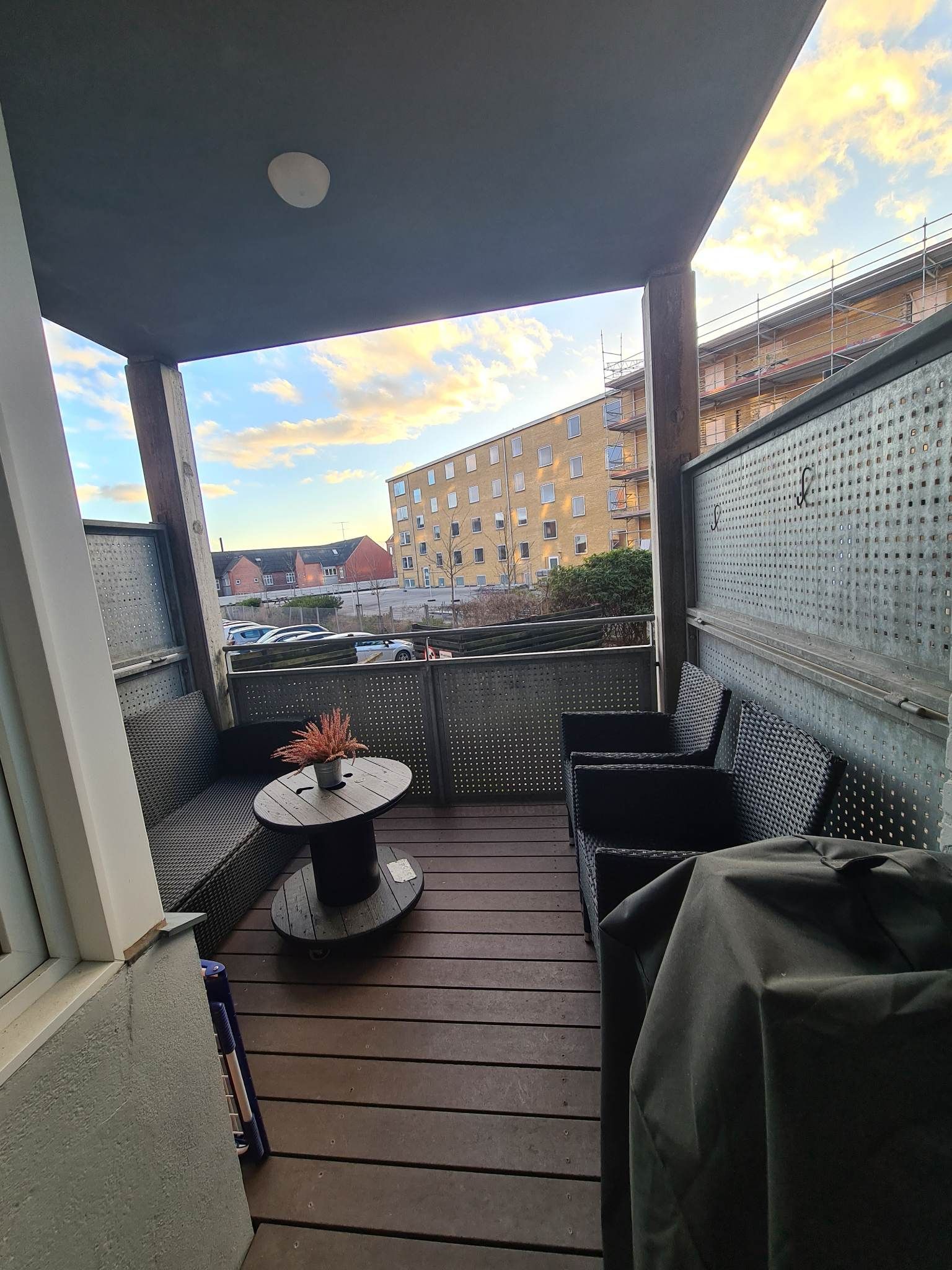 Nyrenoveret 3. vær. lejlighed med altan/parkering