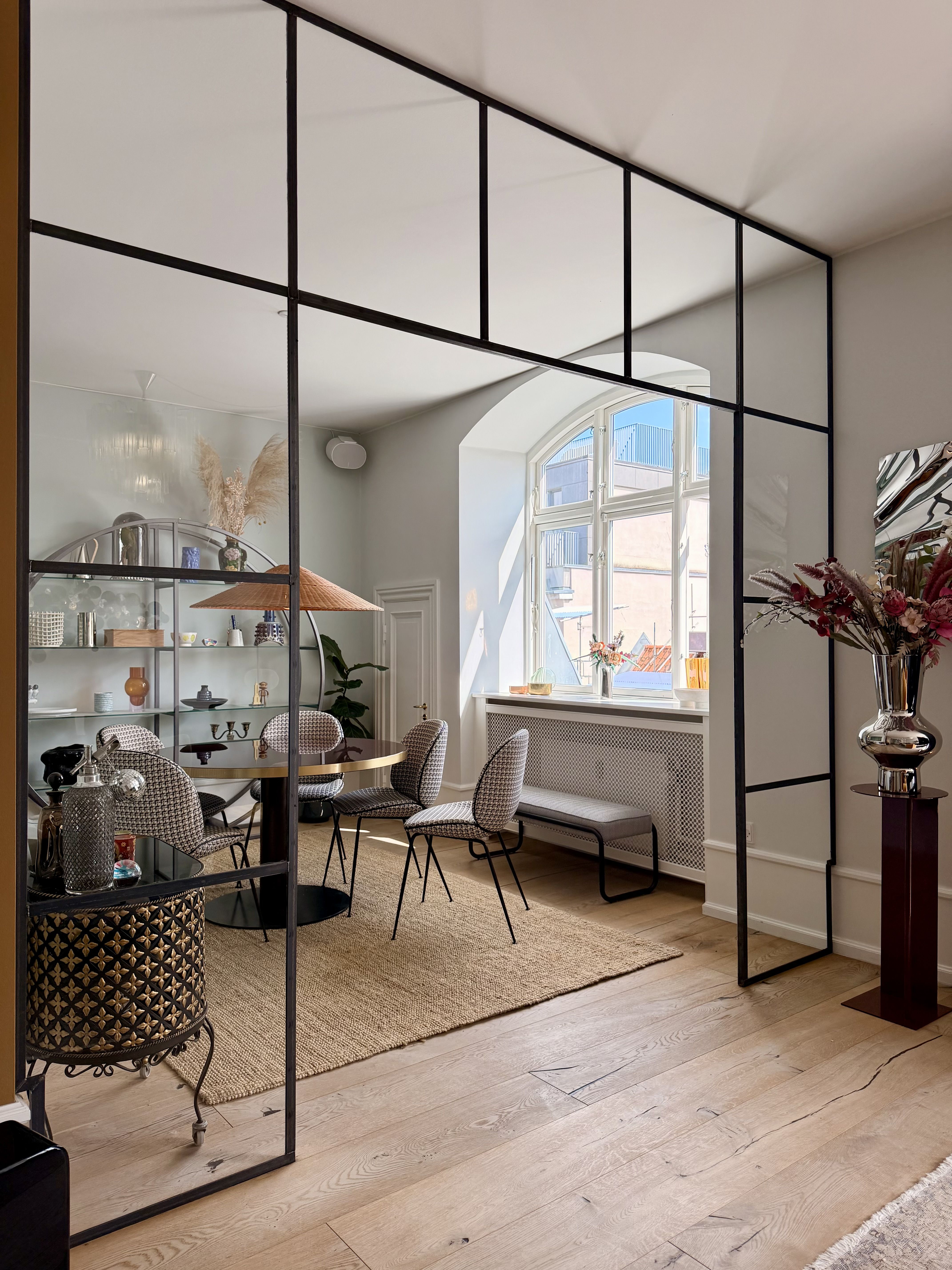 Stylish downtown apartment with iconic Marble Church view, two sunny outdoor spaces and metro on the doorstep