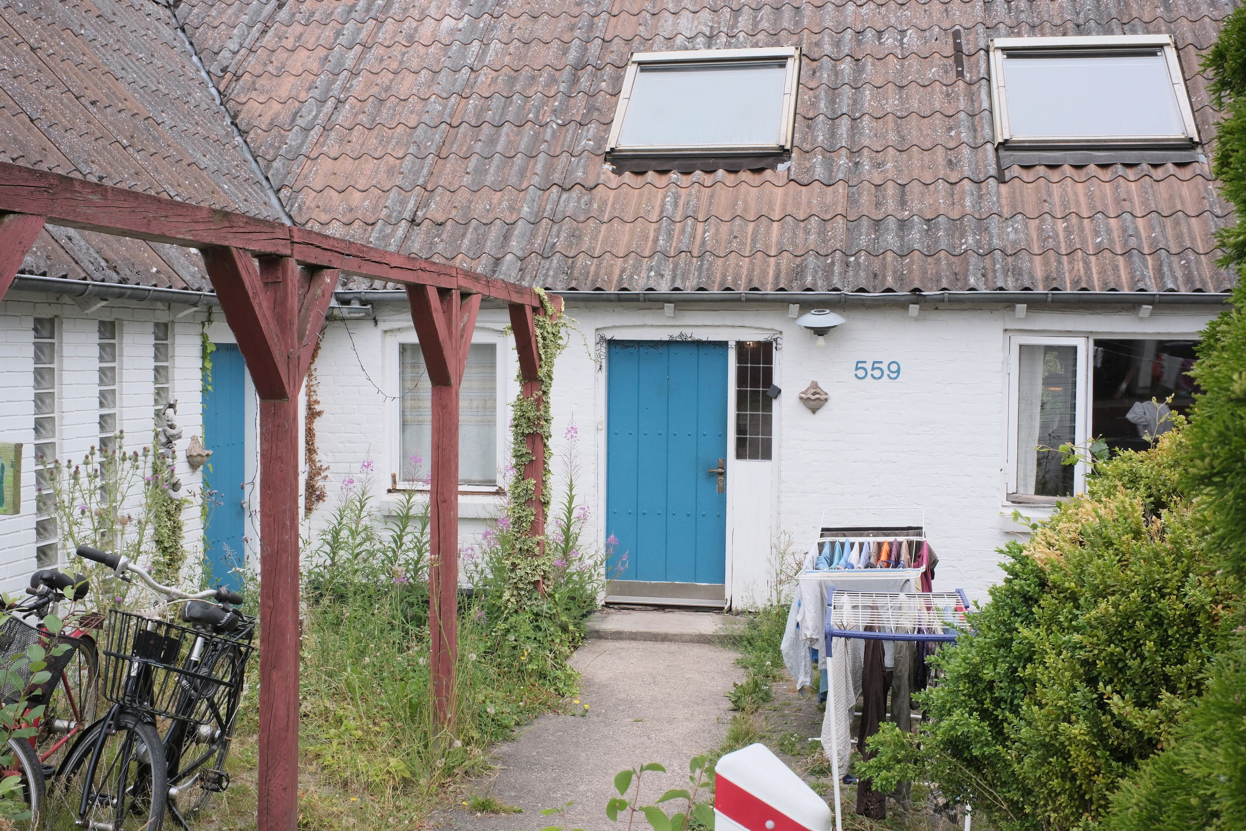 Hyggeligt hus på landet - tæt på busser og byen