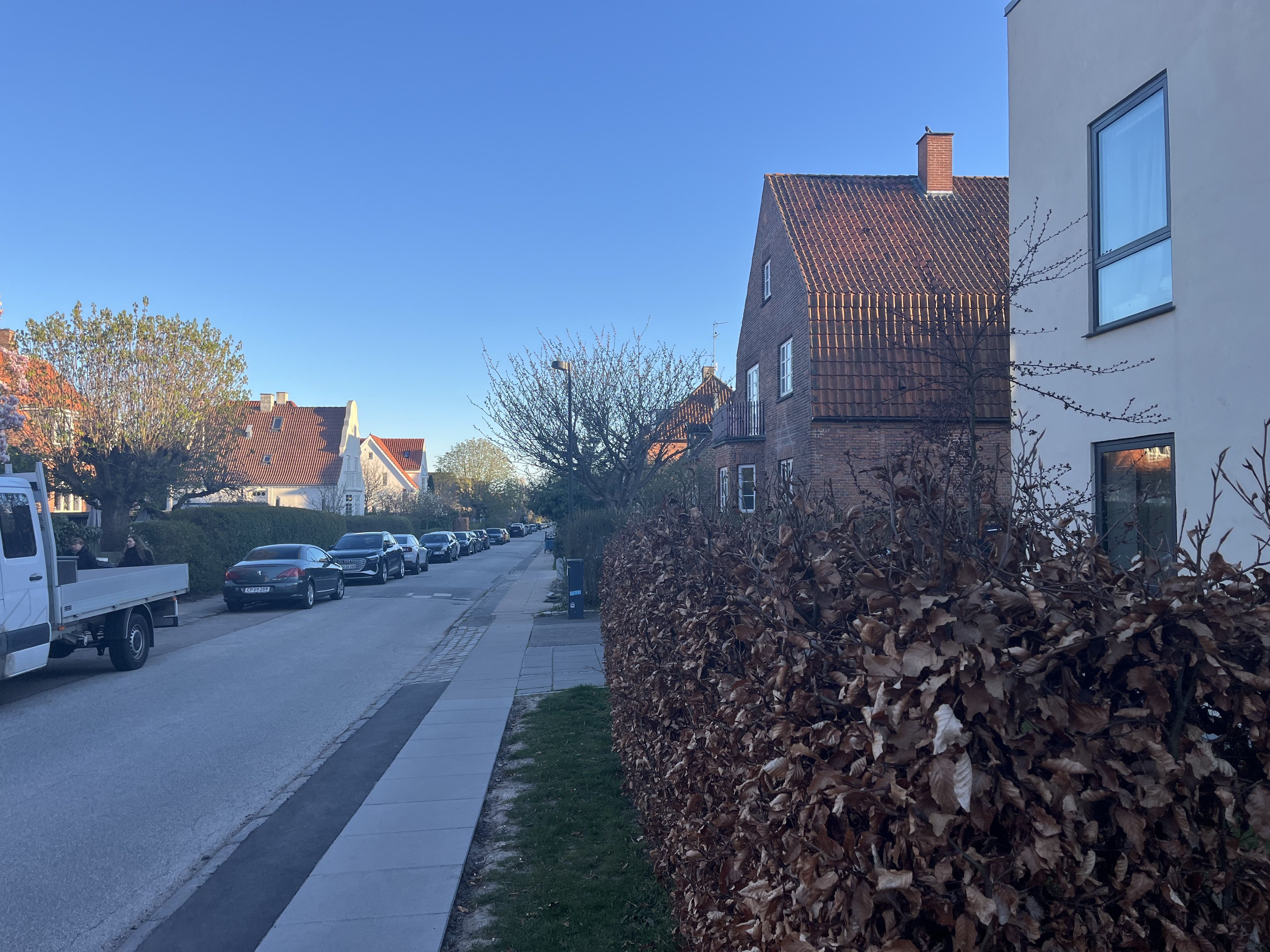 Tidsbegrænset fremleje: 4-værelses lejlighed med stor egen have i trygt og roligt villakvarter.