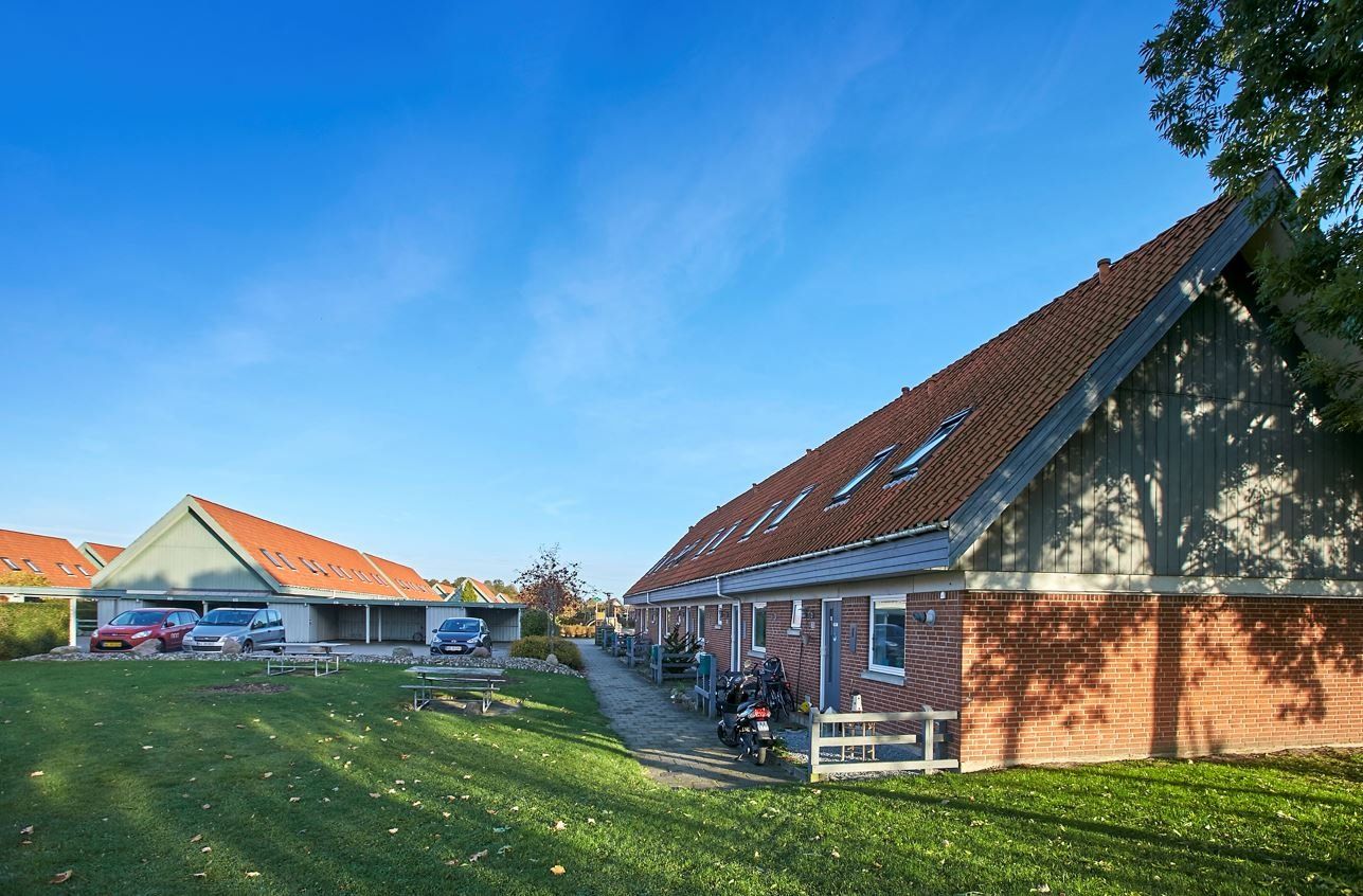Velholdt rækkehus med have, terrasse og carport