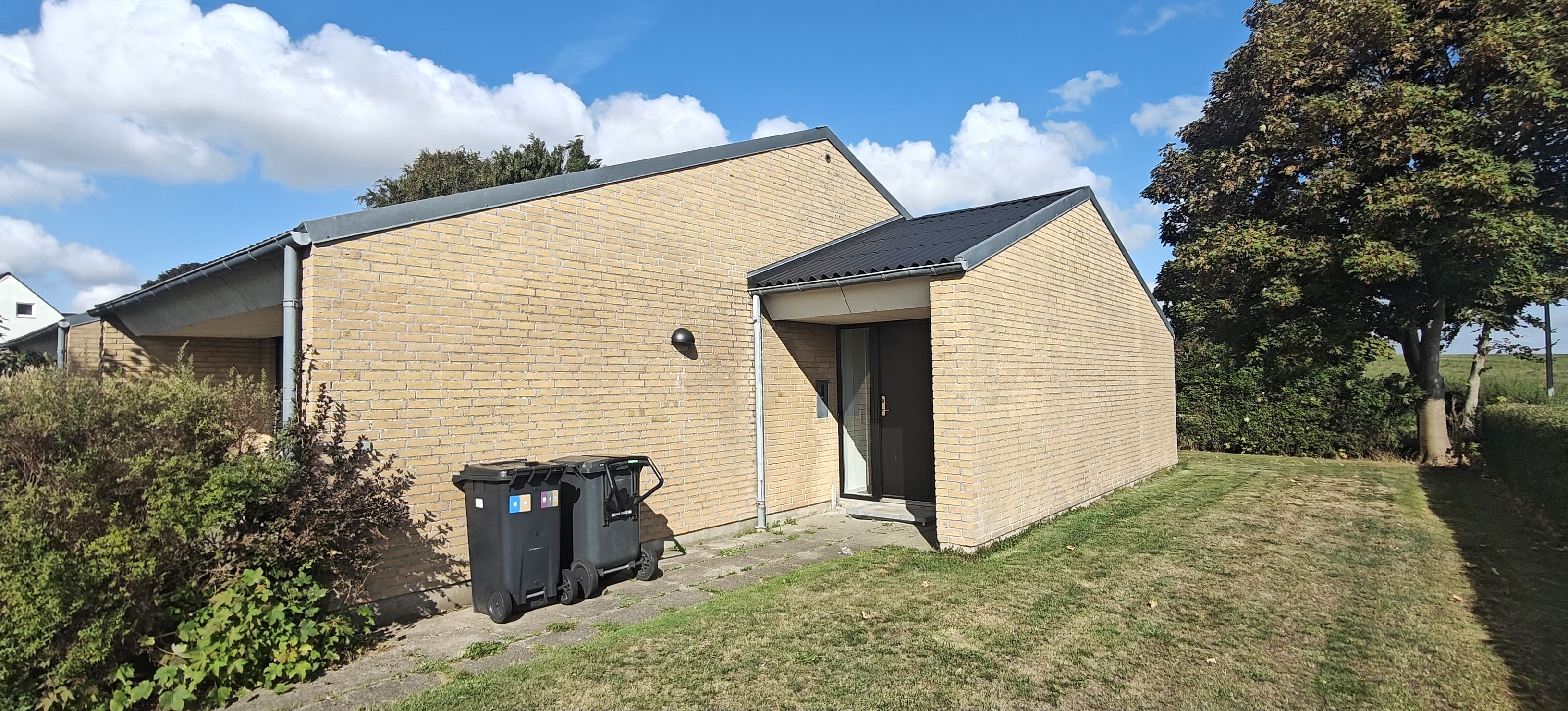 Enderækkehus med flot have 