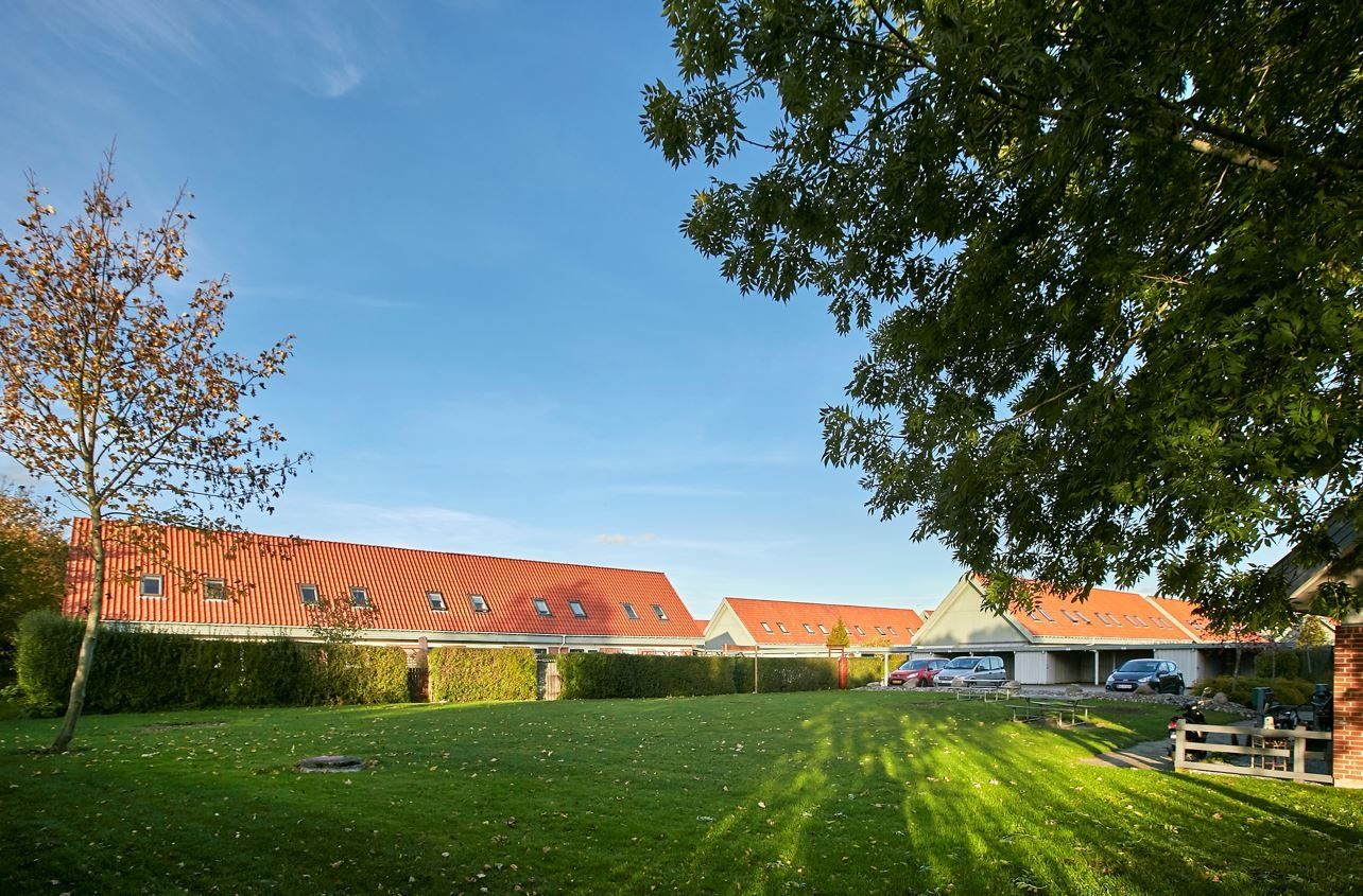 Velholdt rækkehus med have, terrasse og carport