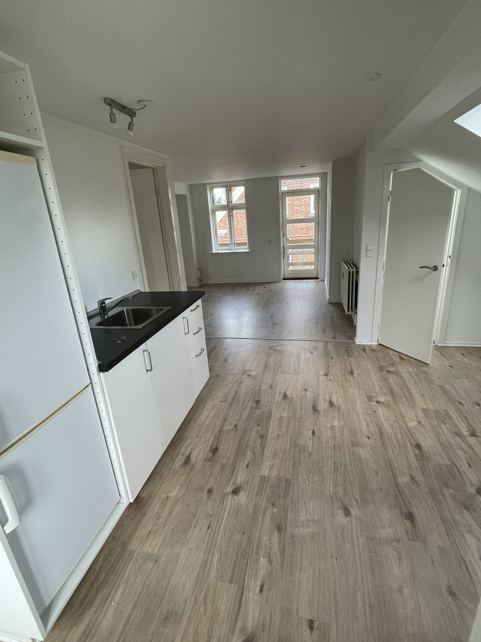 Lys 2-værelses på øverste etage med altan og parkering – 54 m2