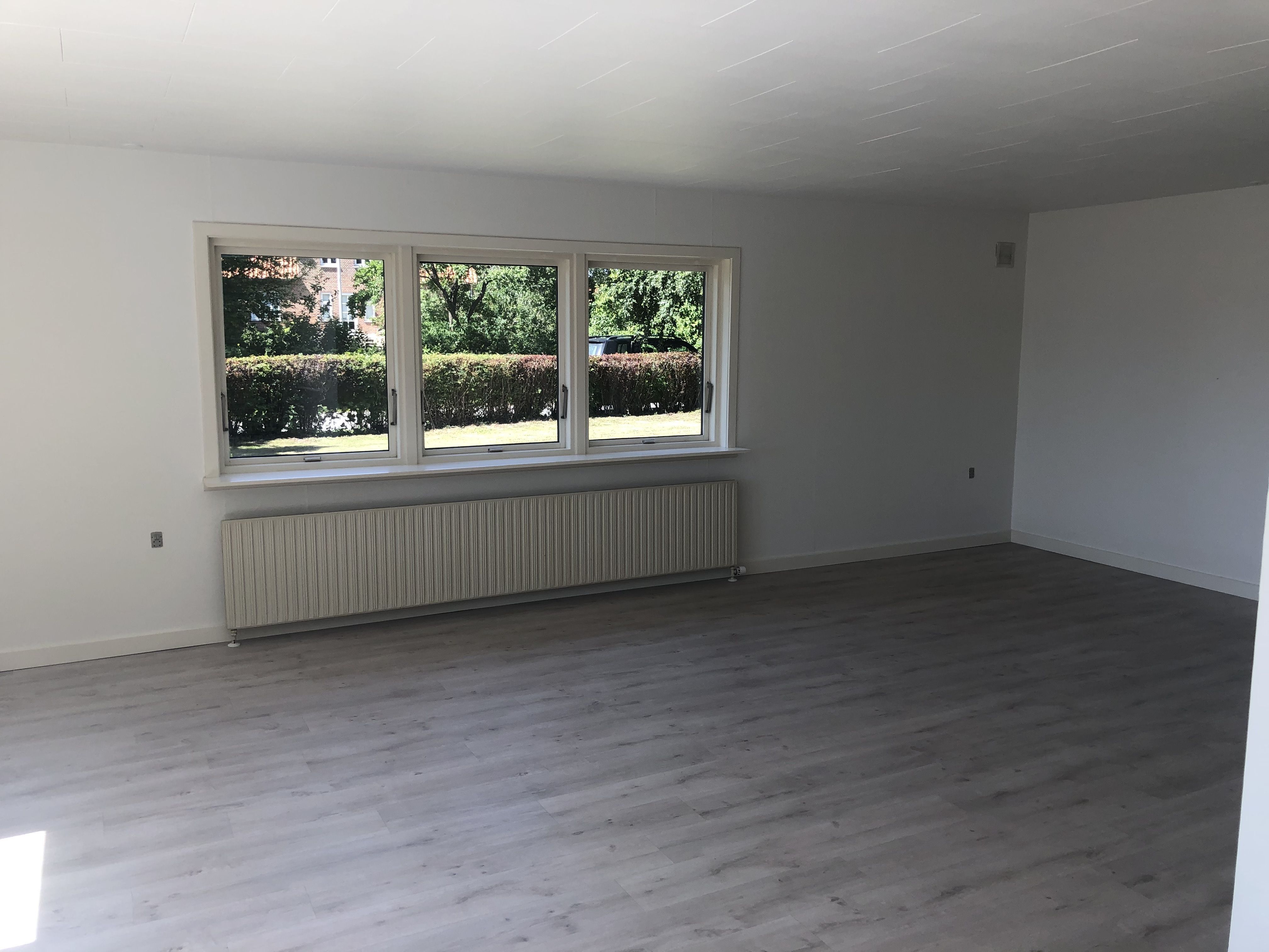 Hus med udsigt til skov + mark